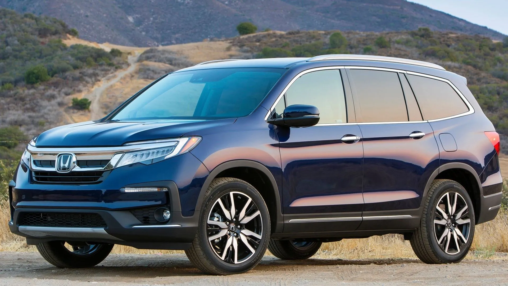 Honda Pilot 2019 màu xanh đen từ góc 3/4 phía trước, mẫu SUV 3 hàng ghế mạnh mẽ và rộng rãi