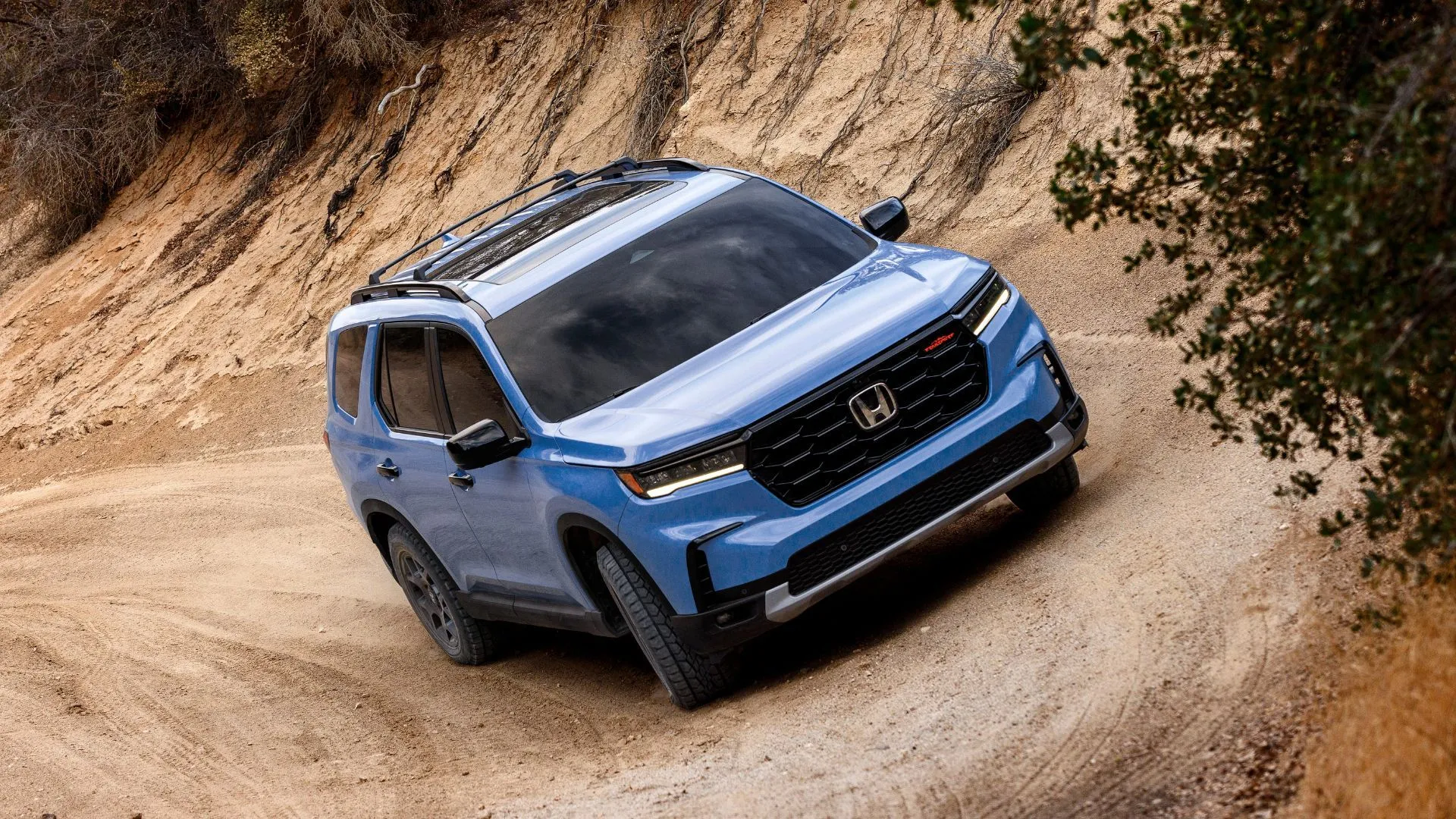 Honda Pilot TrailSport 2023 đang off-road, góc nhìn ba phần tư phía trước.