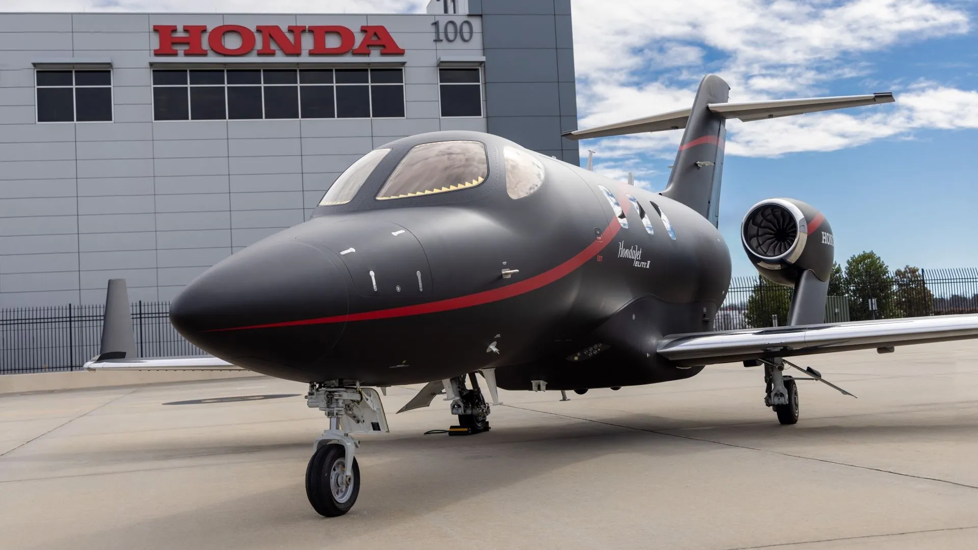 HondaJet đang bay, minh họa ứng dụng công nghệ của Honda trong hàng không