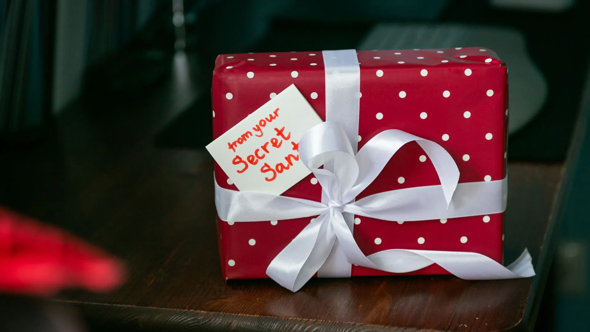 Hộp quà Secret Santa được gói cẩn thận trên bàn, sẵn sàng cho việc trao đổi quà