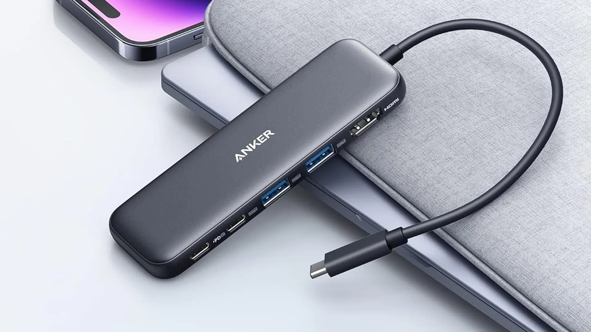 Hub Anker 5-in-1 USB-C Hub màu đen, một giải pháp nhỏ gọn để mở rộng cổng kết nối cho Chromebook với HDMI, USB-A và sạc PD.