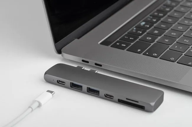 Hub USB-C đa năng với nhiều cổng kết nối và khe đọc thẻ