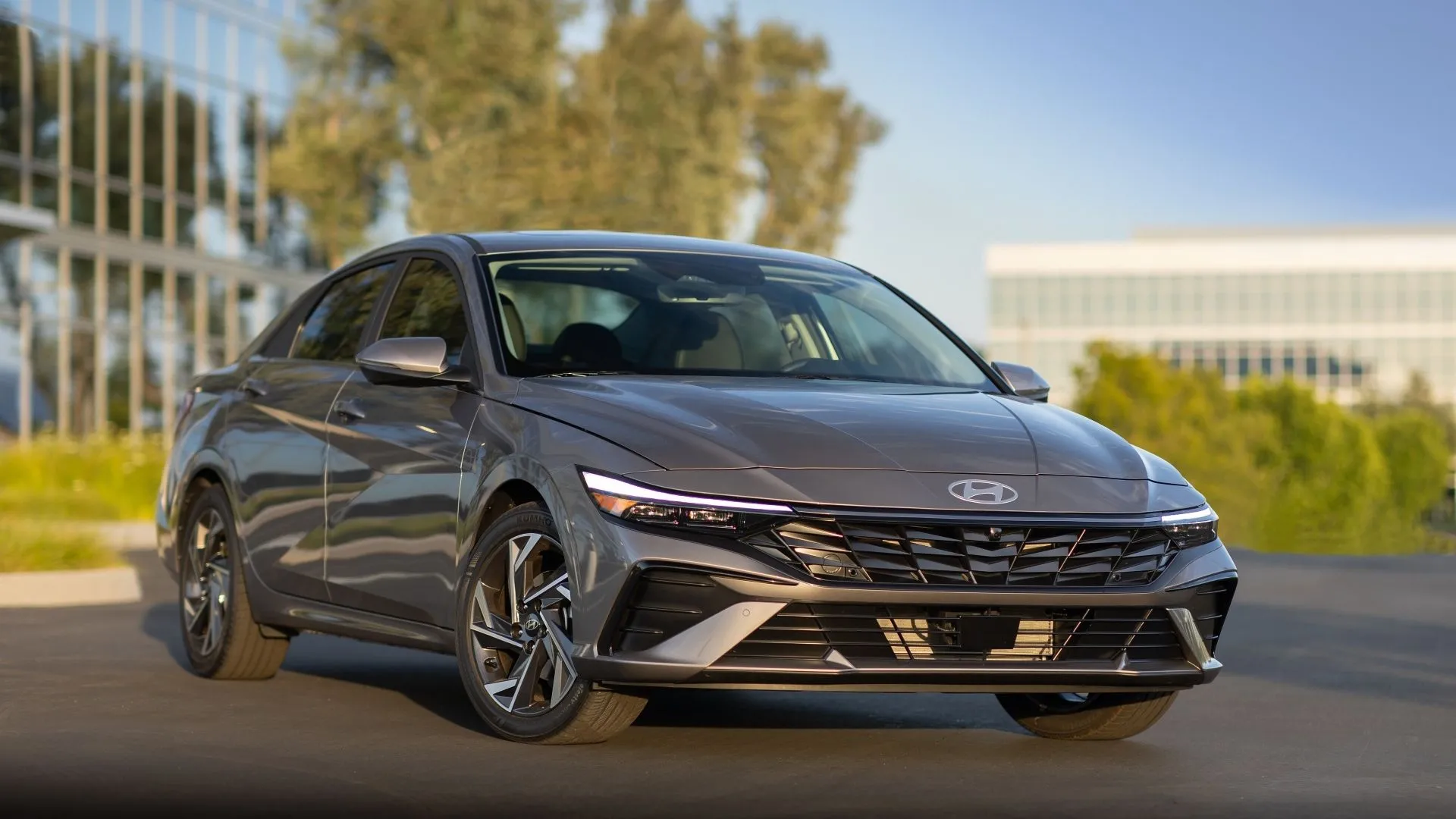 Hyundai Elantra 2024 từ góc ba phần tư phía trước