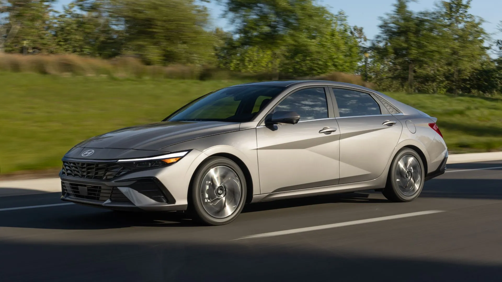 Hyundai Elantra 2025 lái trên đường cao tốc