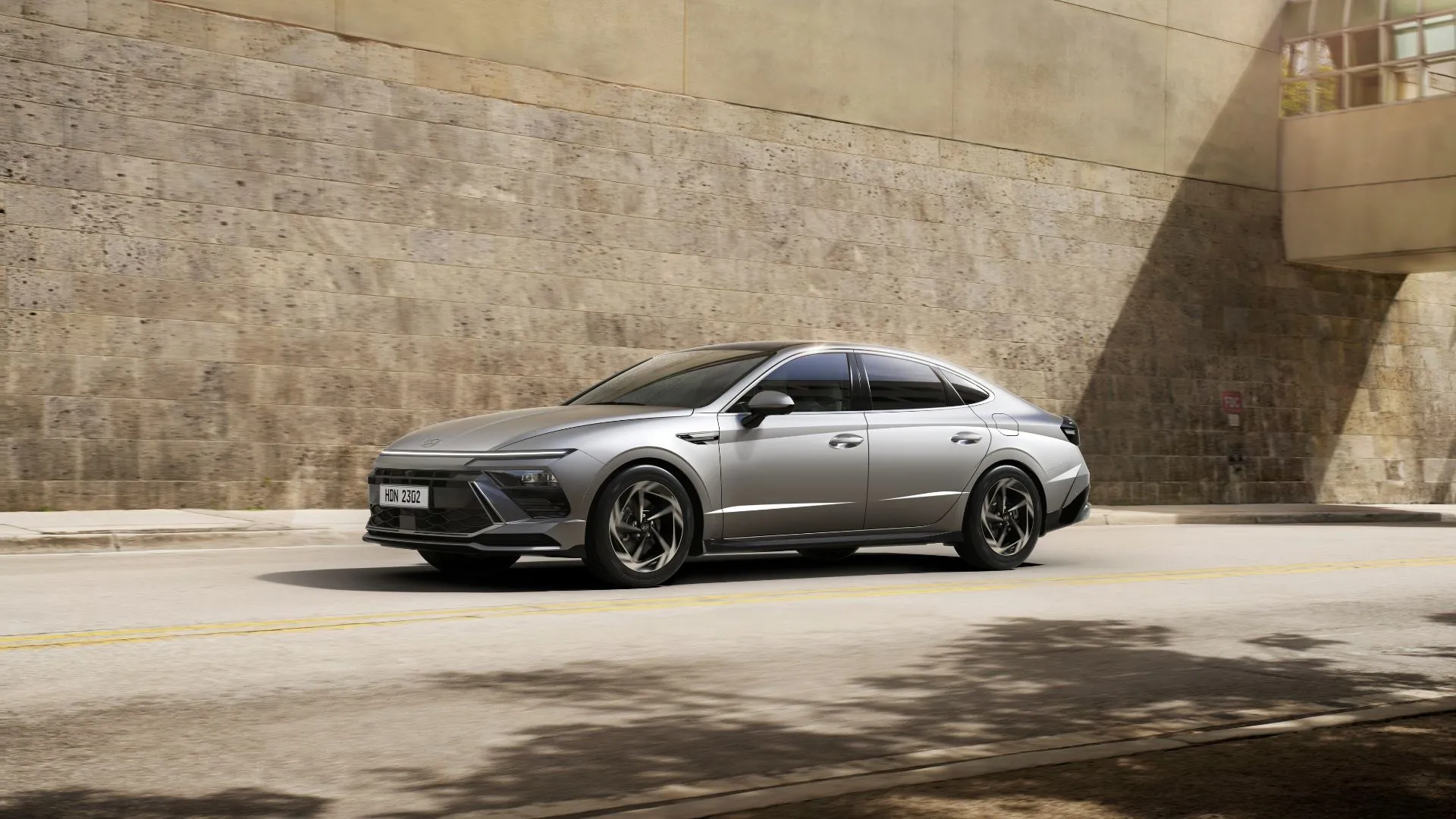 Hyundai Sonata 2025 màu bạc đỗ trước tường gạch