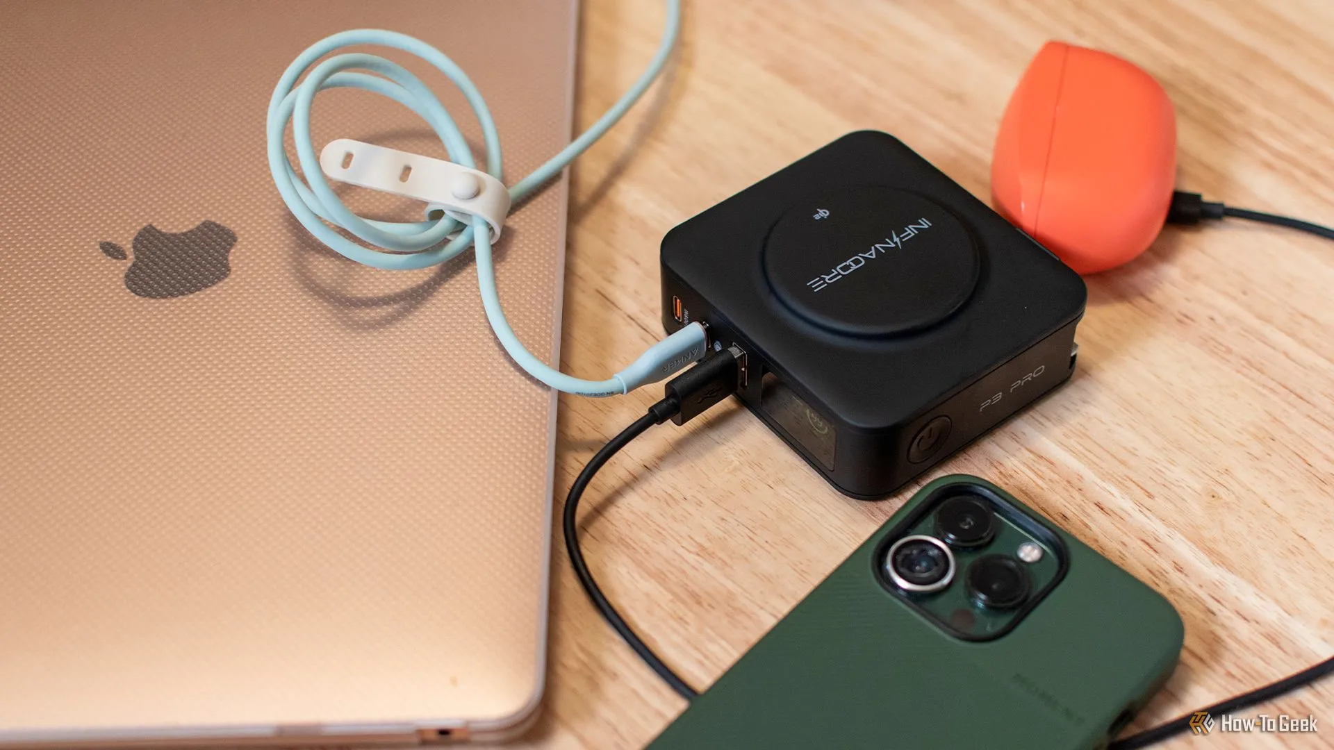 InfinaCore P3 Pro sạc tai nghe, MacBook và iPhone