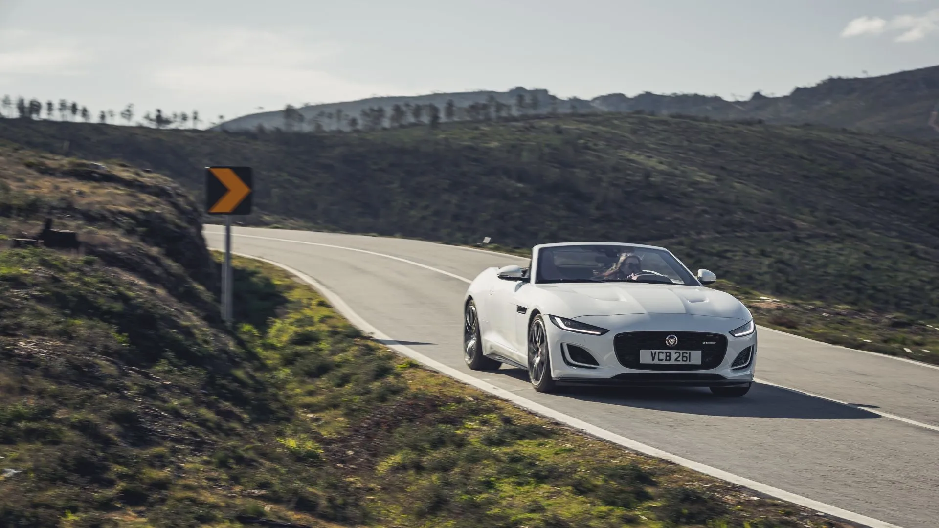 Jaguar F-Type 2022 màu trắng đang chạy trên đường đồi, xe thể thao Anh quốc mất giá nhanh do tiếng xấu về độ tin cậy