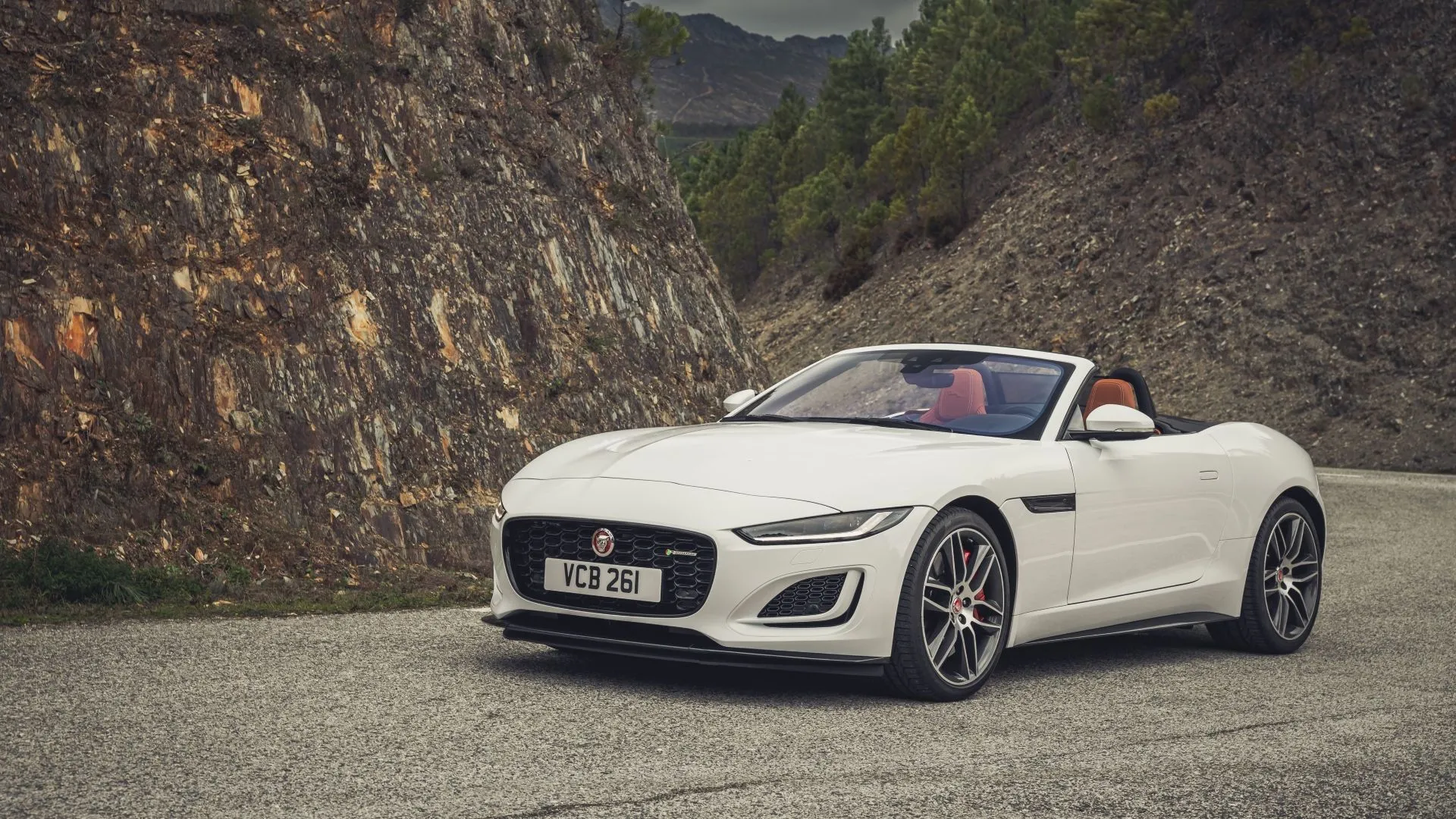 Jaguar F-Type 2022 màu trắng, một mẫu xe thể thao sang trọng