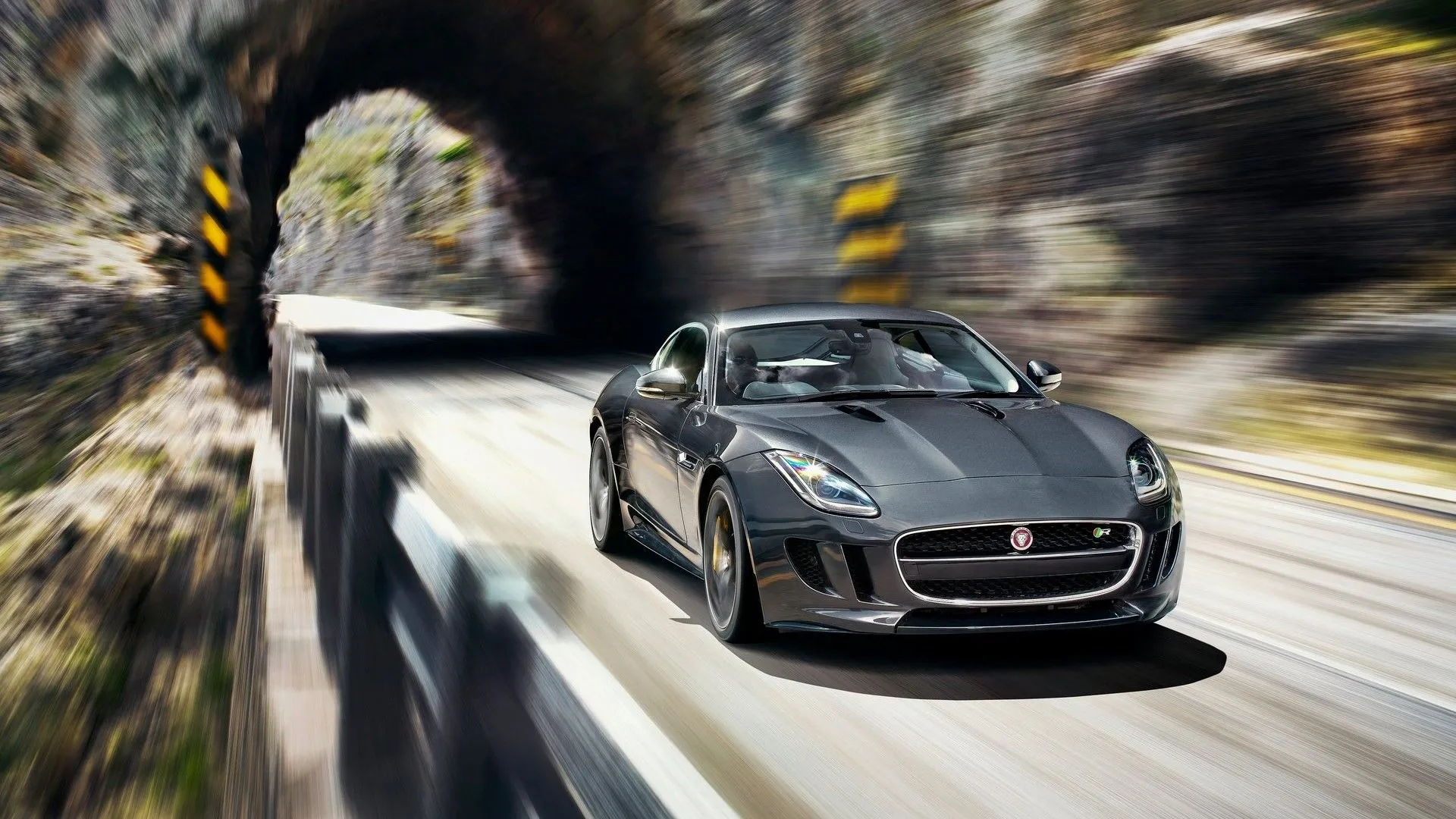 Jaguar F-Type R 2015 màu đỏ đang lao ra khỏi đường hầm