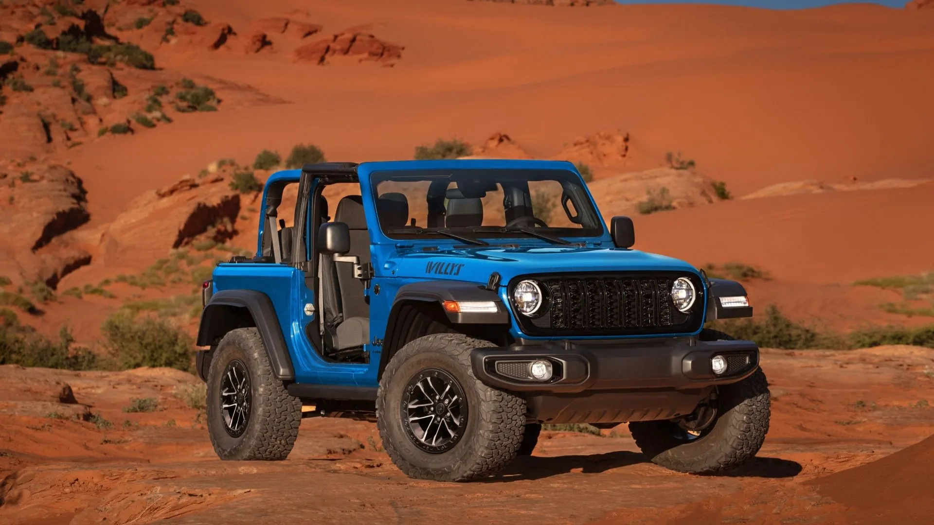 Jeep Wrangler 2025 màu xanh lá cây đậm mạnh mẽ với thiết kế vuông vắn đặc trưng của dòng SUV địa hình