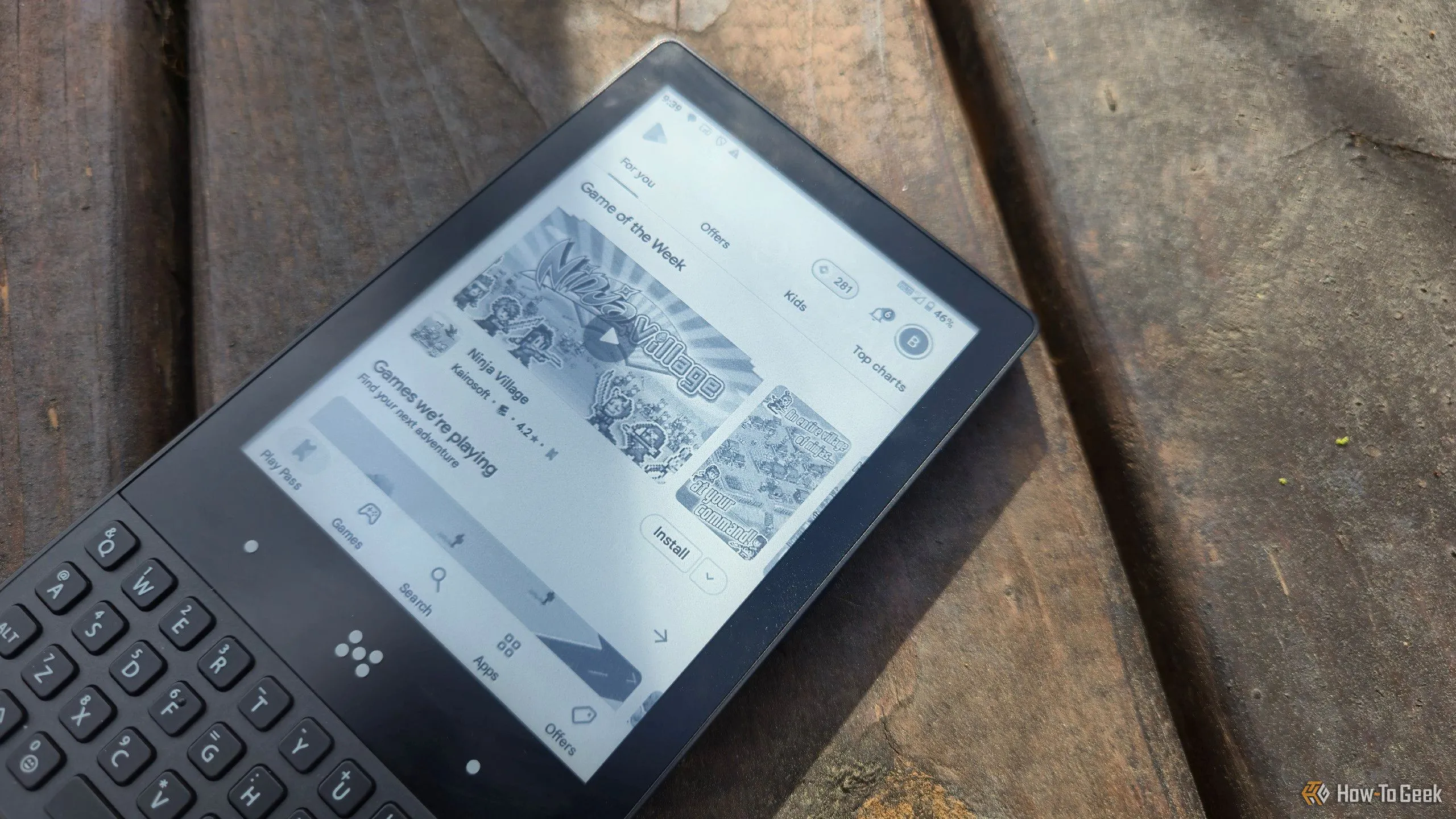 Kho ứng dụng Google Play Store hiển thị trên màn hình E-Paper đen trắng của Minimal Phone