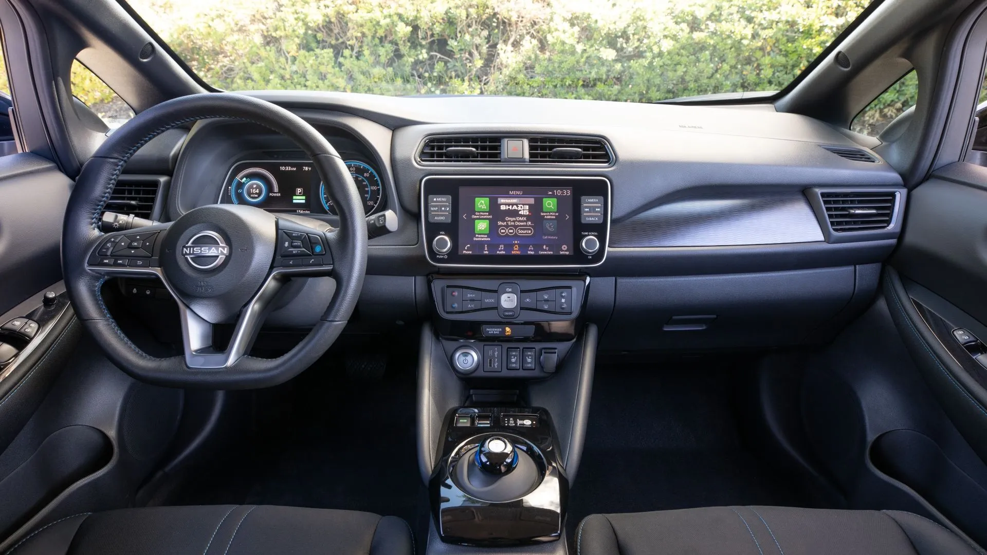 Khoang cabin Nissan Leaf 2024 với bảng điều khiển và ghế ngồi thoải mái