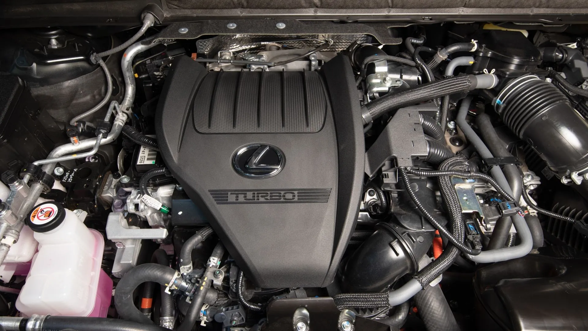 Khoang động cơ của Lexus RX 500h 2025