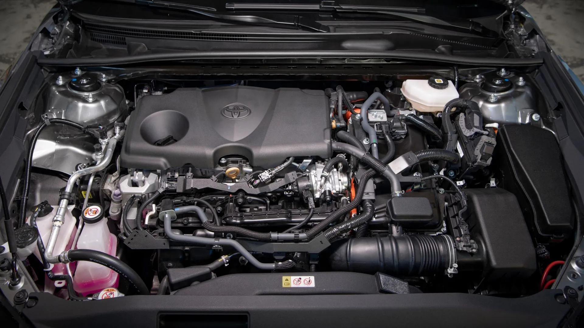 Khoang động cơ của Toyota Camry 2025, nơi chứa hệ thống hybrid 2.5L mạnh mẽ và tiết kiệm nhiên liệu.