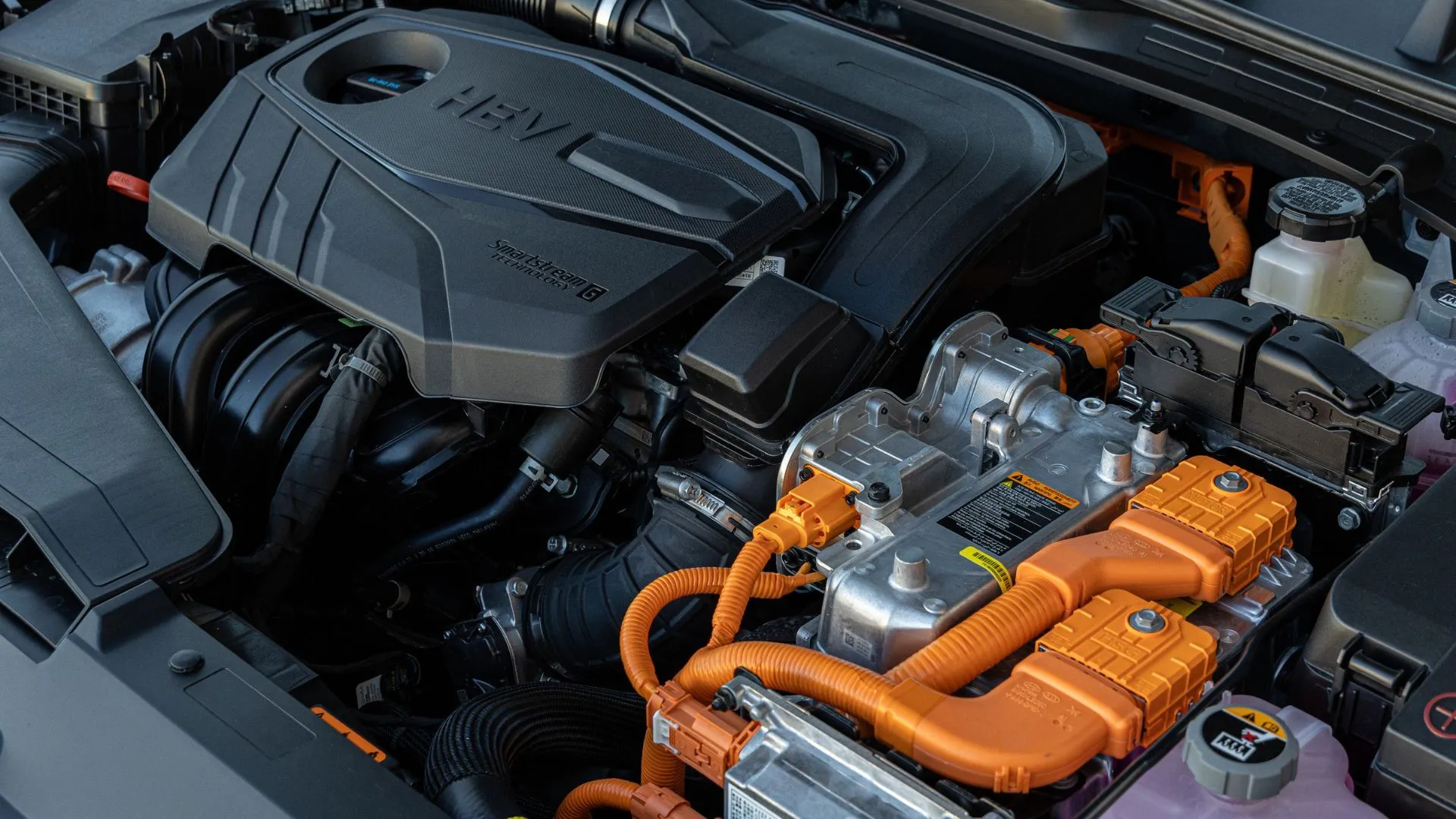 Khoang động cơ hybrid 2.0L của Hyundai Sonata Hybrid Limited 2025, minh họa công nghệ xanh hiệu quả