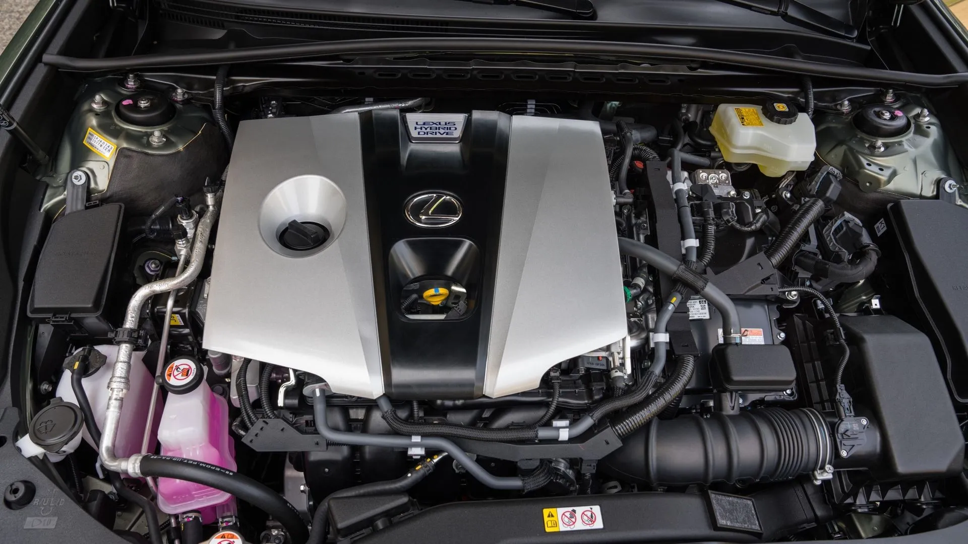 Khoang động cơ hybrid 2.5L của Lexus ES 300h, thể hiện sự tinh chỉnh kỹ lưỡng về hiệu suất và tiết kiệm nhiên liệu