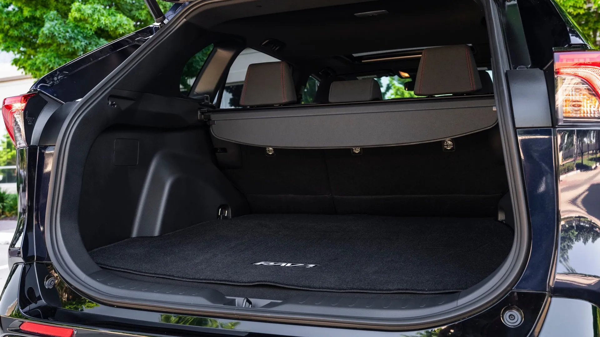 Khoang hành lý rộng rãi của Toyota RAV4 PHEV XSE 2025 màu đỏ với đủ không gian chứa đồ