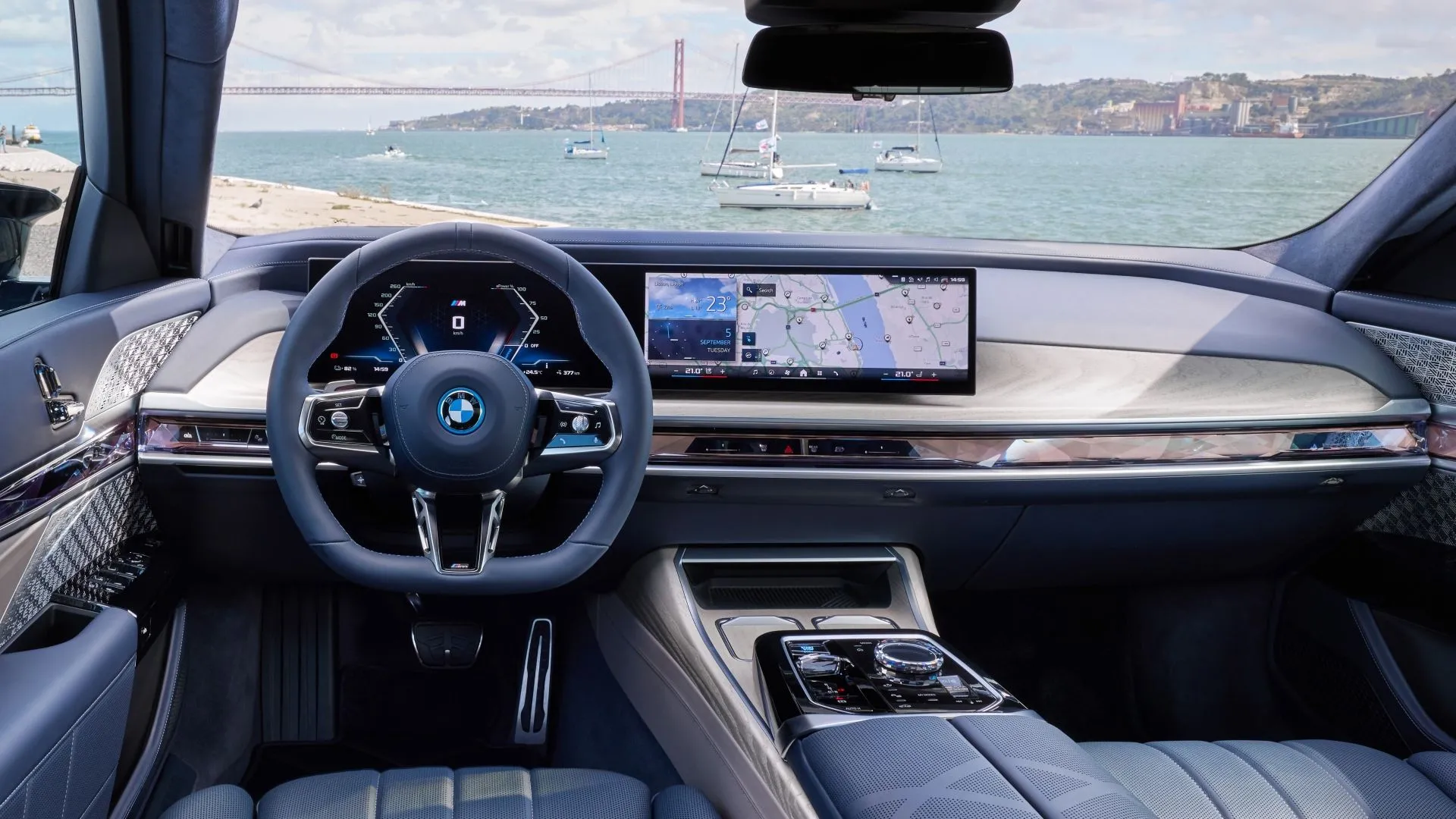 Khoang lái BMW i7 2025 hiển thị màn hình cong tích hợp iDrive 8.5