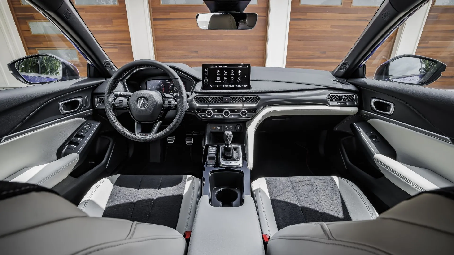 Khoang lái của Acura Integra Type S 2025 với bảng điều khiển và màn hình thông tin giải trí