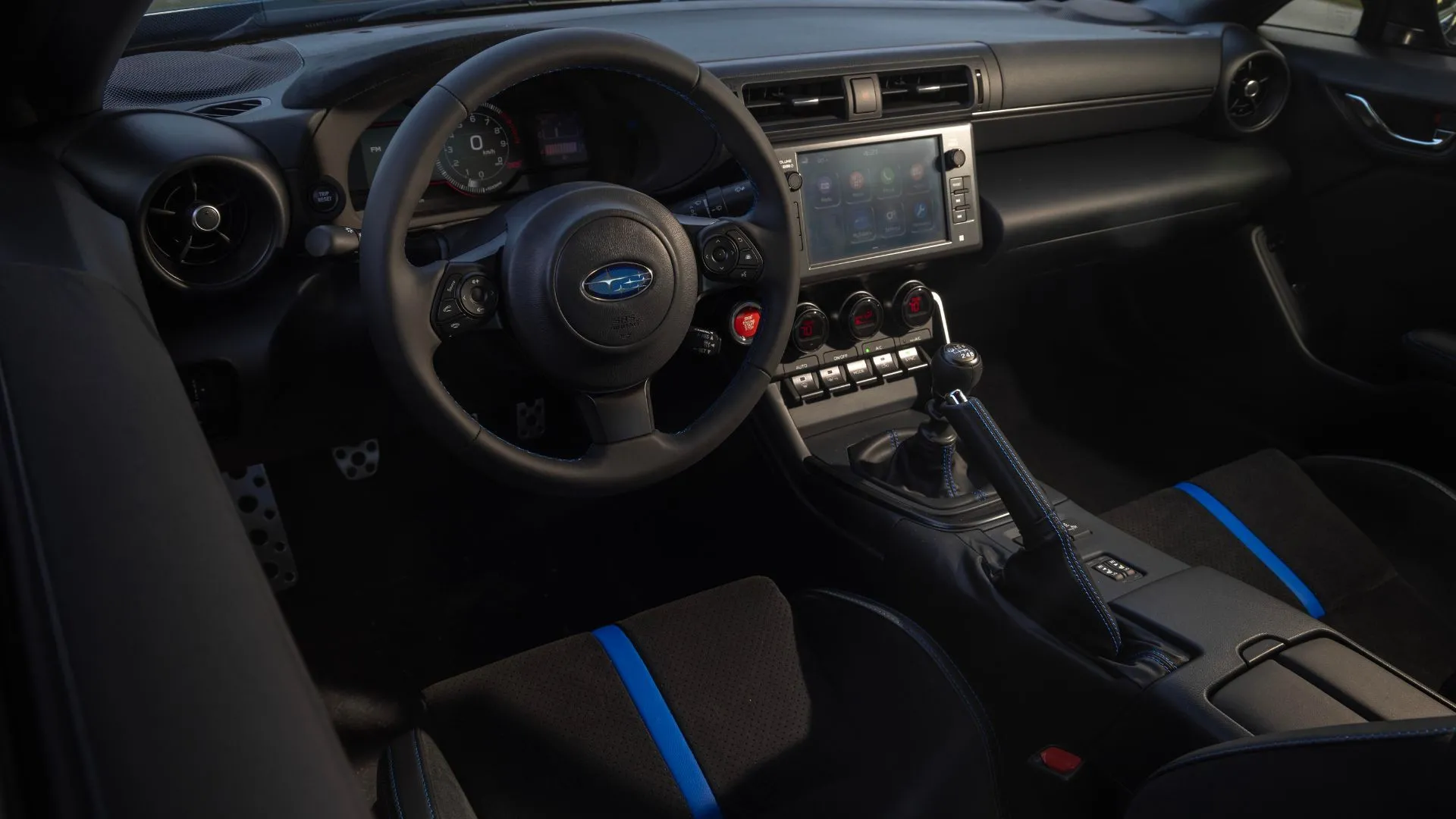 Khoang lái của Subaru BRZ tS 2025, tập trung vào vô lăng, màn hình giải trí và bảng điều khiển trung tâm