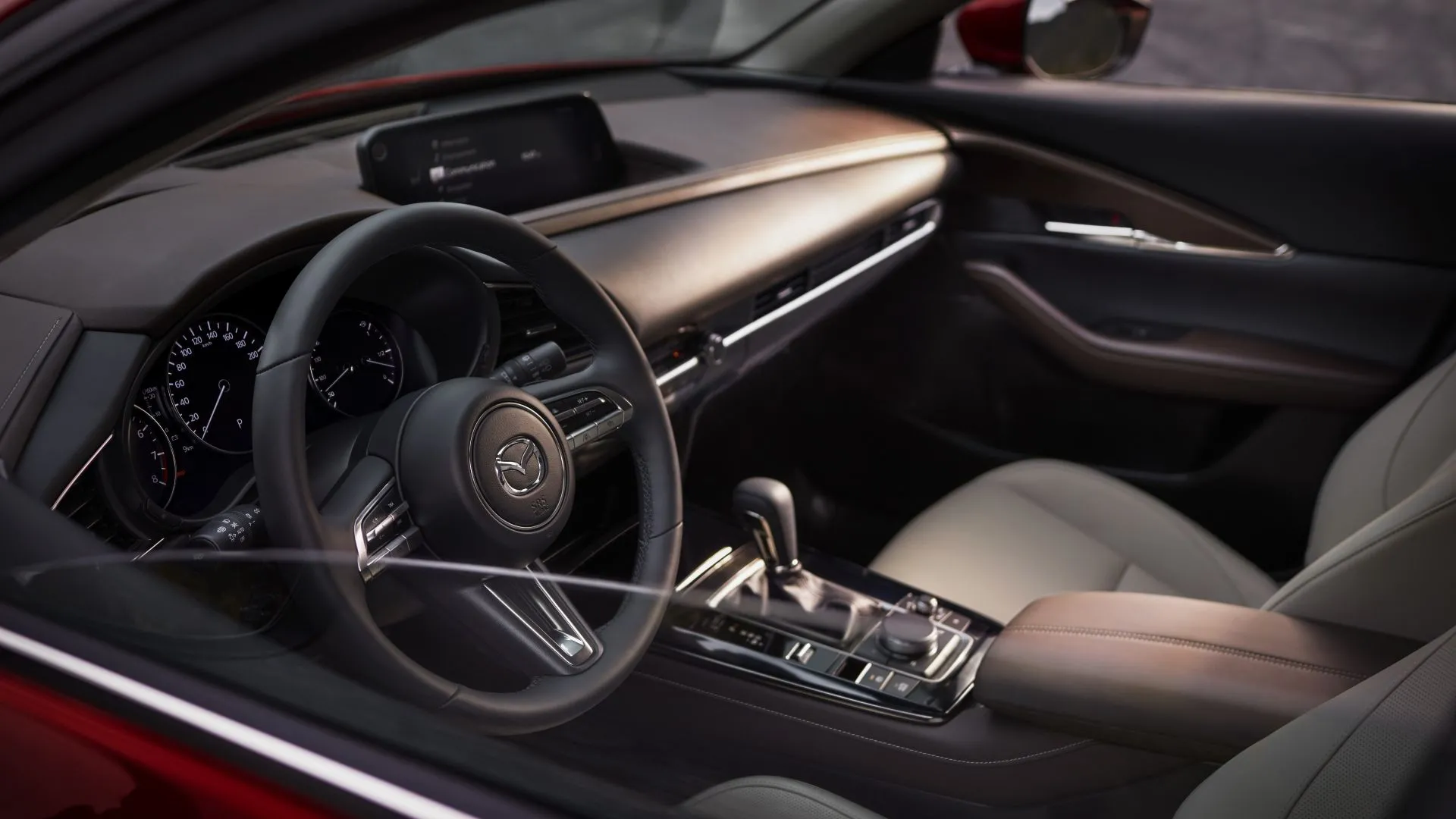 Khoang lái Mazda CX-30 2020 với màn hình giải trí trung tâm và thiết kế bảng điều khiển tối giản