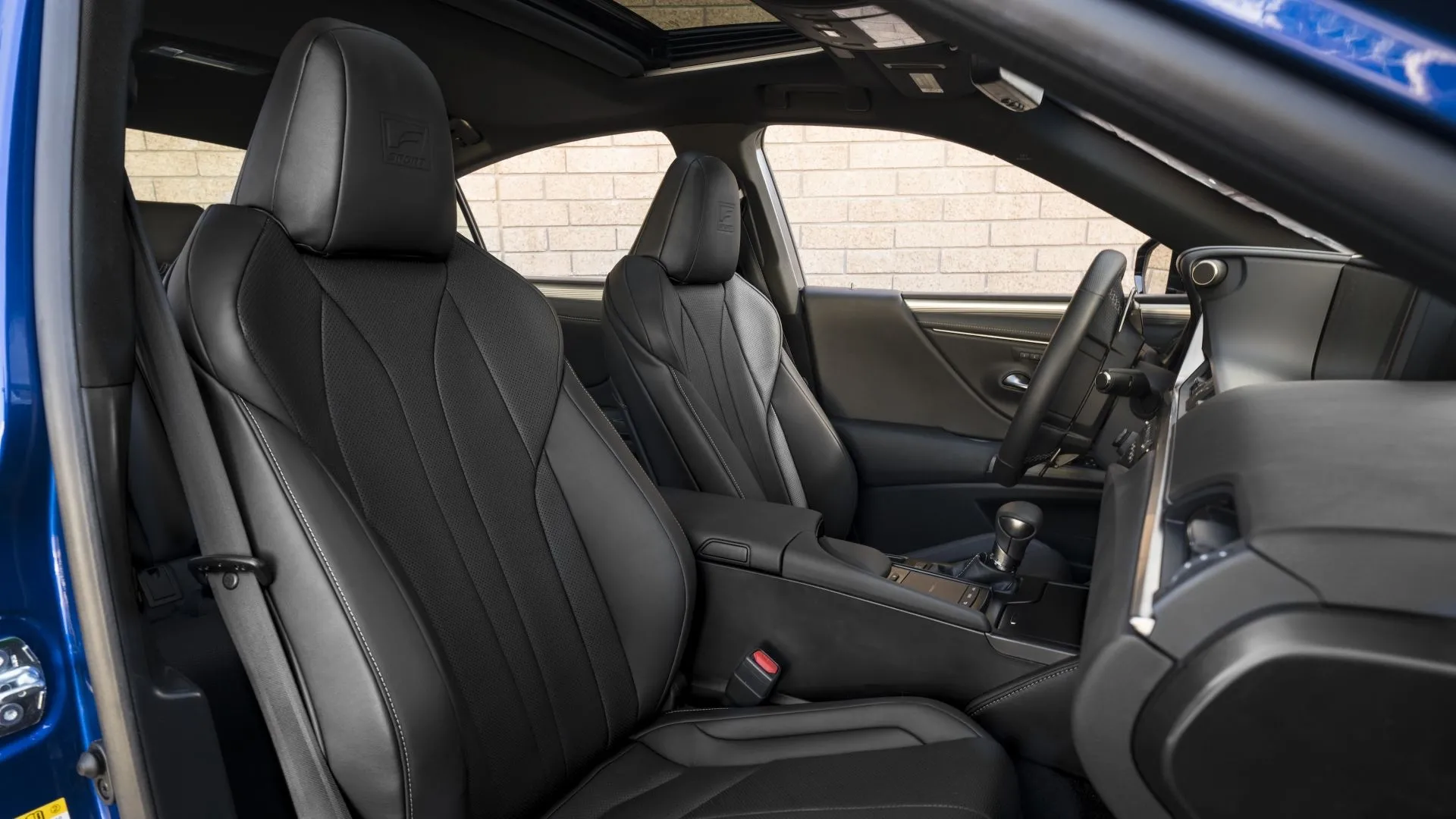 Khoang nội thất sang trọng với ghế da cao cấp của Lexus ES 2019, mang đến trải nghiệm lái êm ái và tiện nghi.