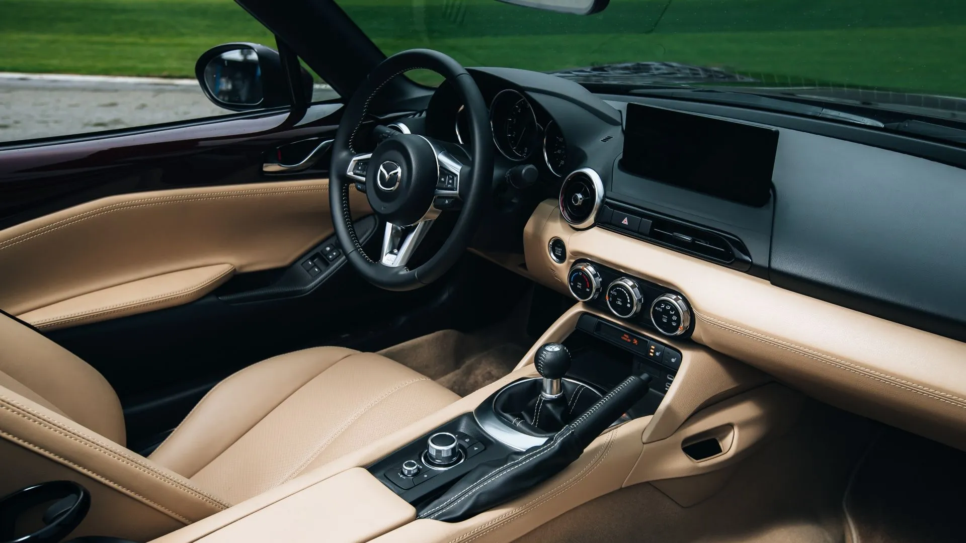 Khoang nội thất tập trung vào người lái của Mazda MX-5 2025 với màn hình Mazda Connect