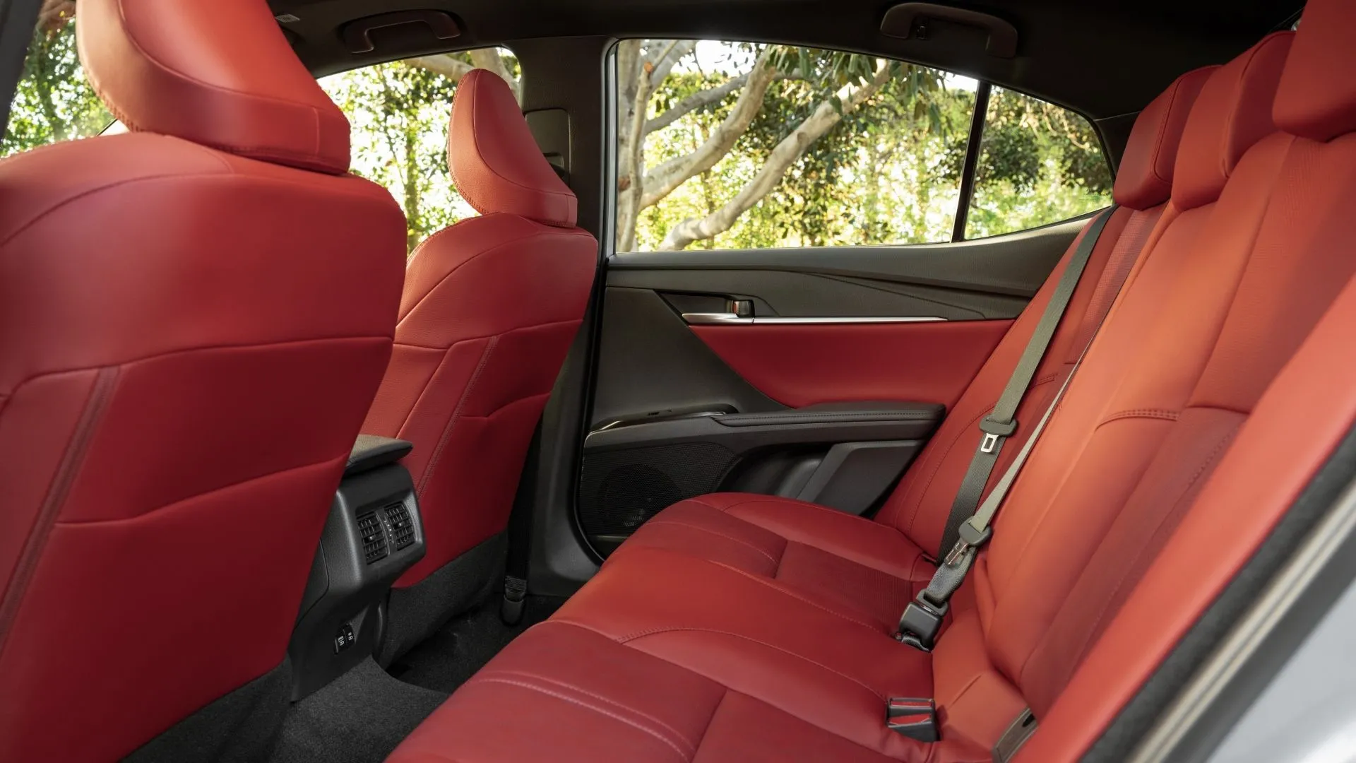 Không gian hàng ghế sau rộng rãi của Toyota Camry 2025 phiên bản XSE với nội thất màu đỏ