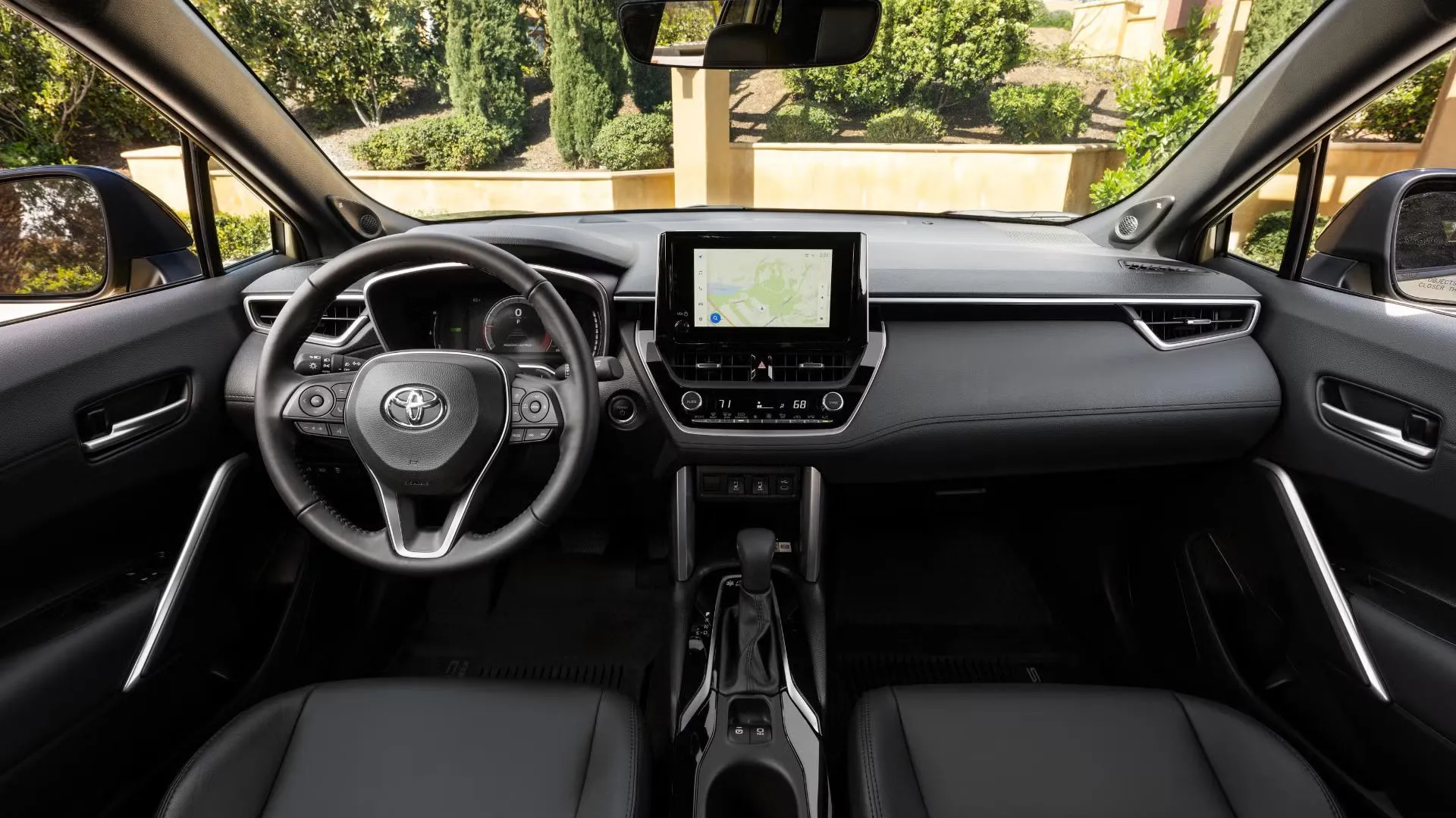 Không gian nội thất phía trước của Toyota Corolla Cross Hybrid 2024, hiển thị bảng điều khiển, vô lăng và màn hình thông tin giải trí 8 inch