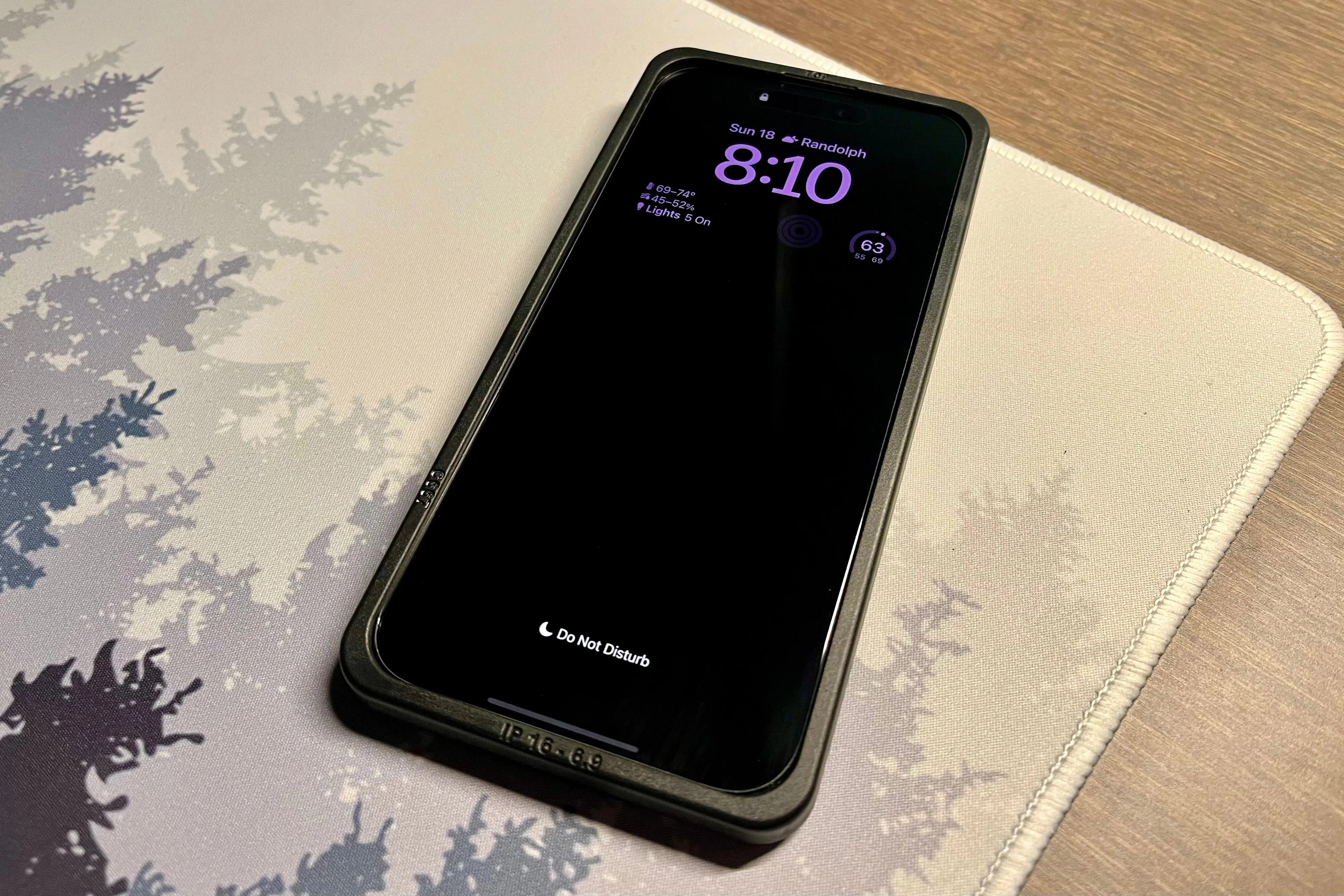 Khung định vị giúp căn chỉnh kính cường lực chính xác trên màn hình iPhone