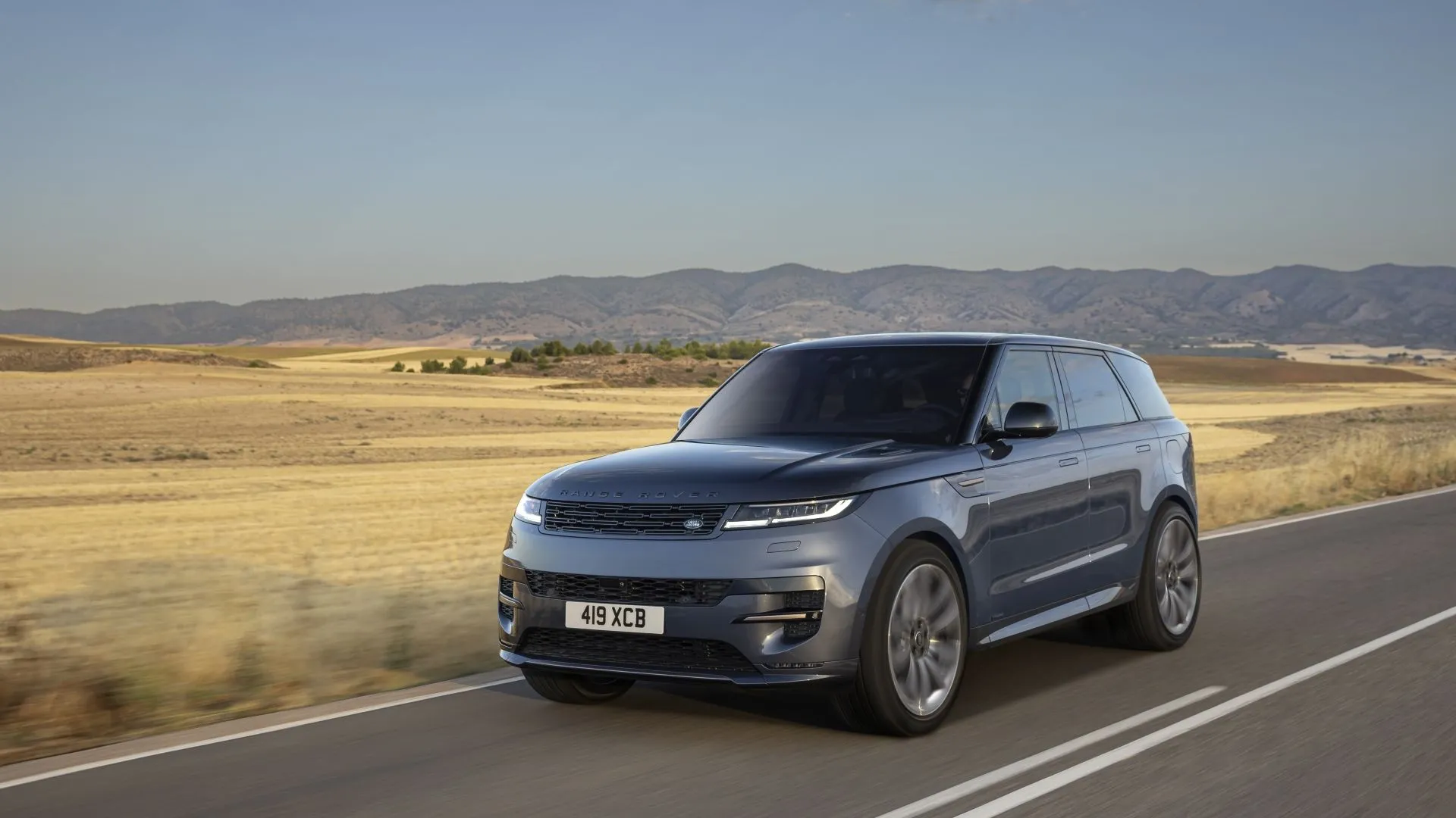 Land Rover Range Rover Sport 2025 chạy trên đường, một đối thủ đáng chú ý trong phân khúc PHEV hạng sang