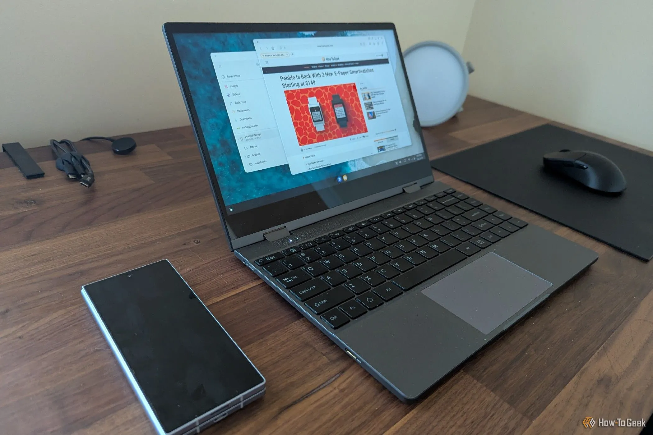 Lapdock UPerfect kết nối không dây với điện thoại Samsung Galaxy Z Fold 6 đang hoạt động