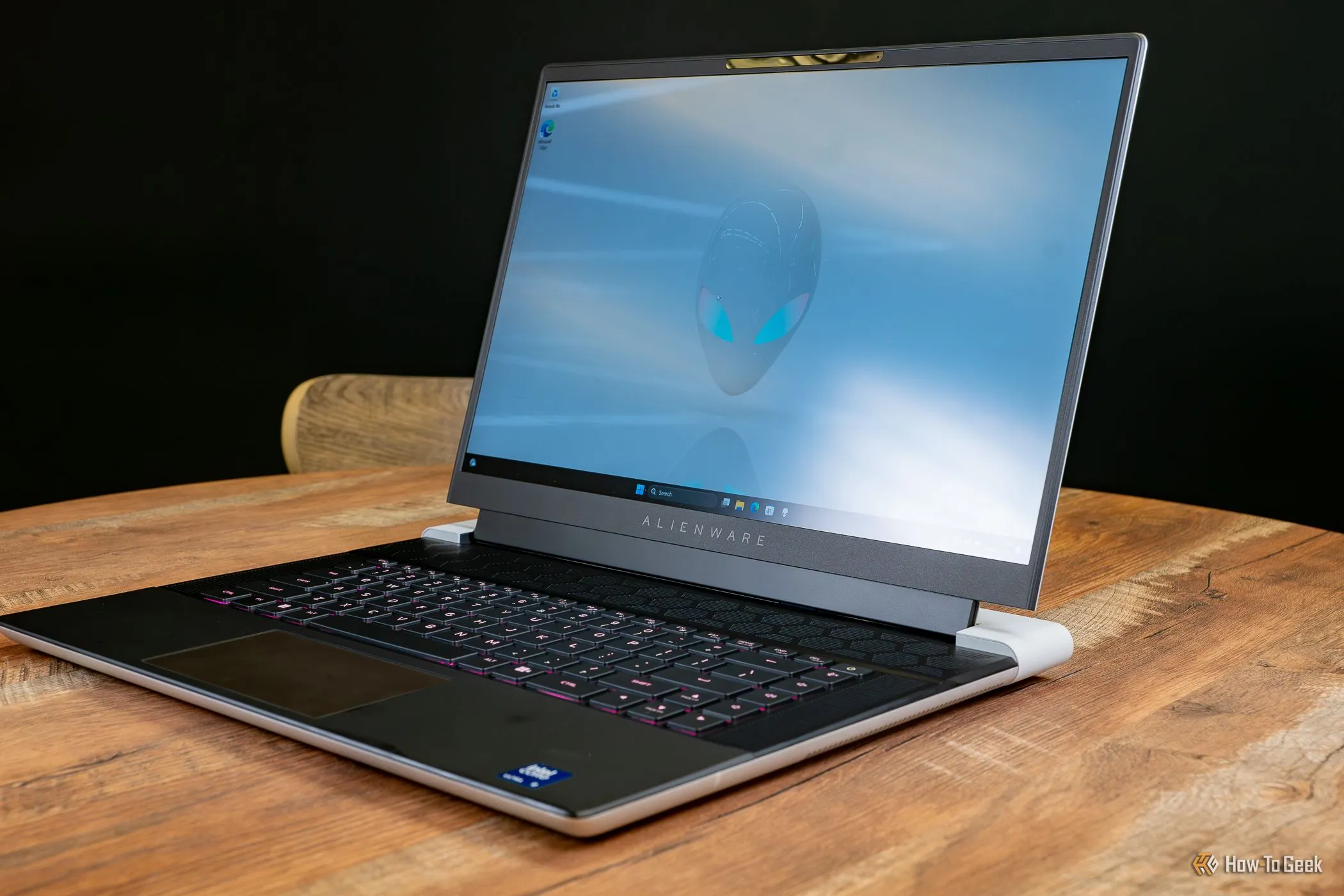 Laptop chơi game Alienware x16 R2 trên bàn, minh họa hệ sinh thái Alienware