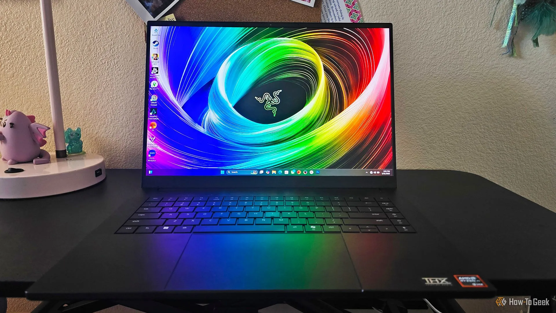 Laptop chơi game Razer Blade 16 2025 mở ra trên bàn làm việc, tượng trưng cho việc tạm ngừng bán hàng