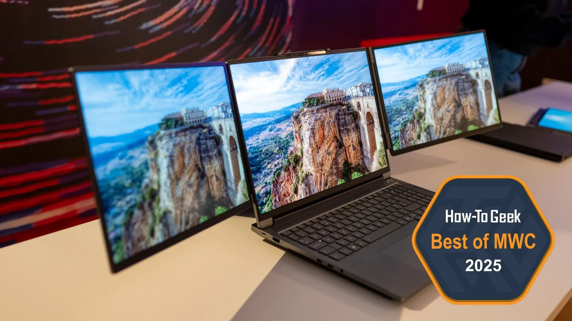 Laptop Lenovo được trang bị Magic Bay Dual Display với hai màn hình phụ cải thiện năng suất làm việc