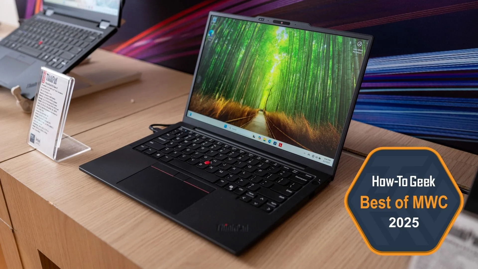 Laptop Lenovo ThinkPad X13 Gen 6 màu đen trên bàn làm việc, thể hiện thiết kế tinh tế và chuyên nghiệp