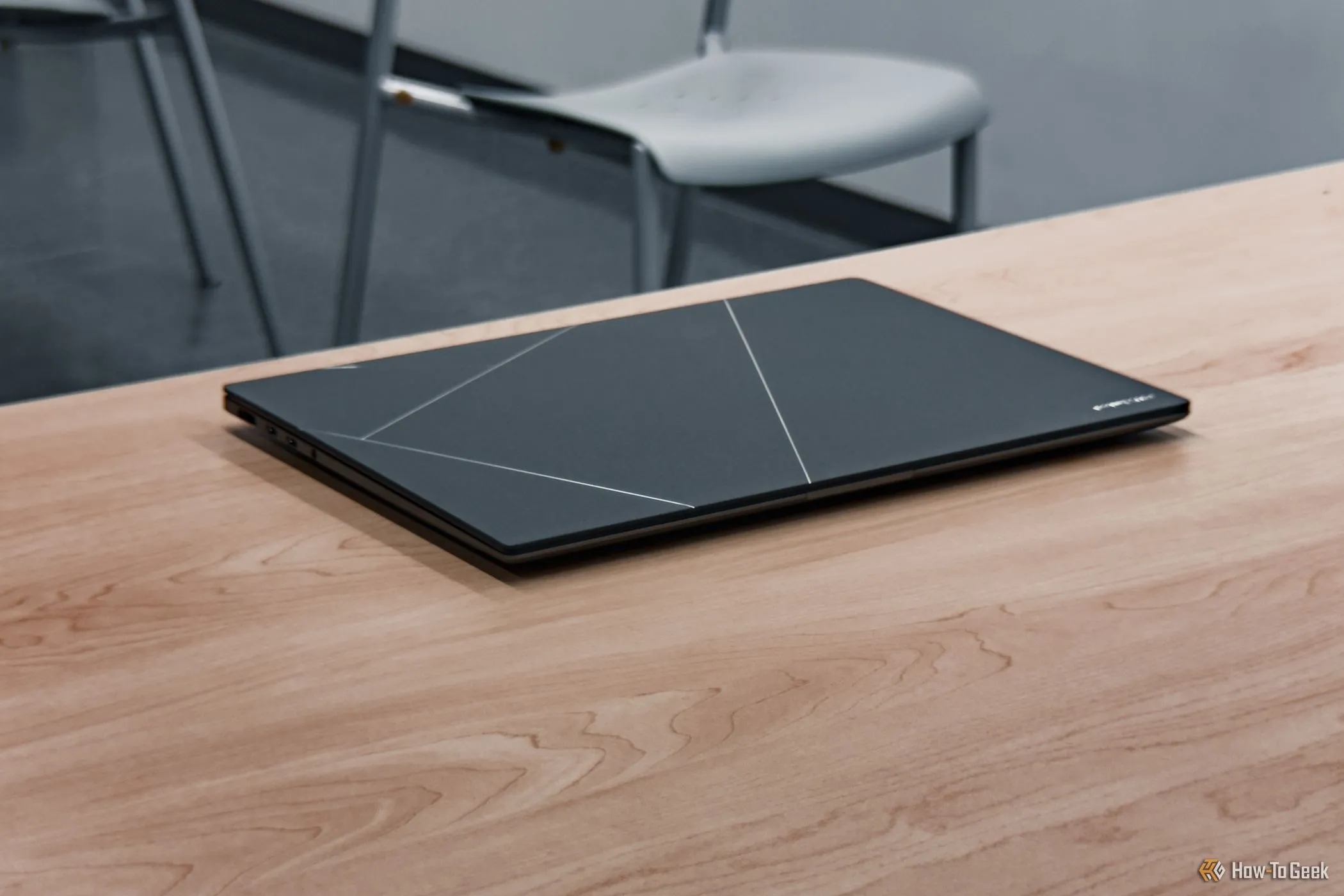 Laptop Zenbook S 14 (2024) màu xám Zumaia Gray gập lại, nổi bật sự di động và vật liệu Ceraluminum