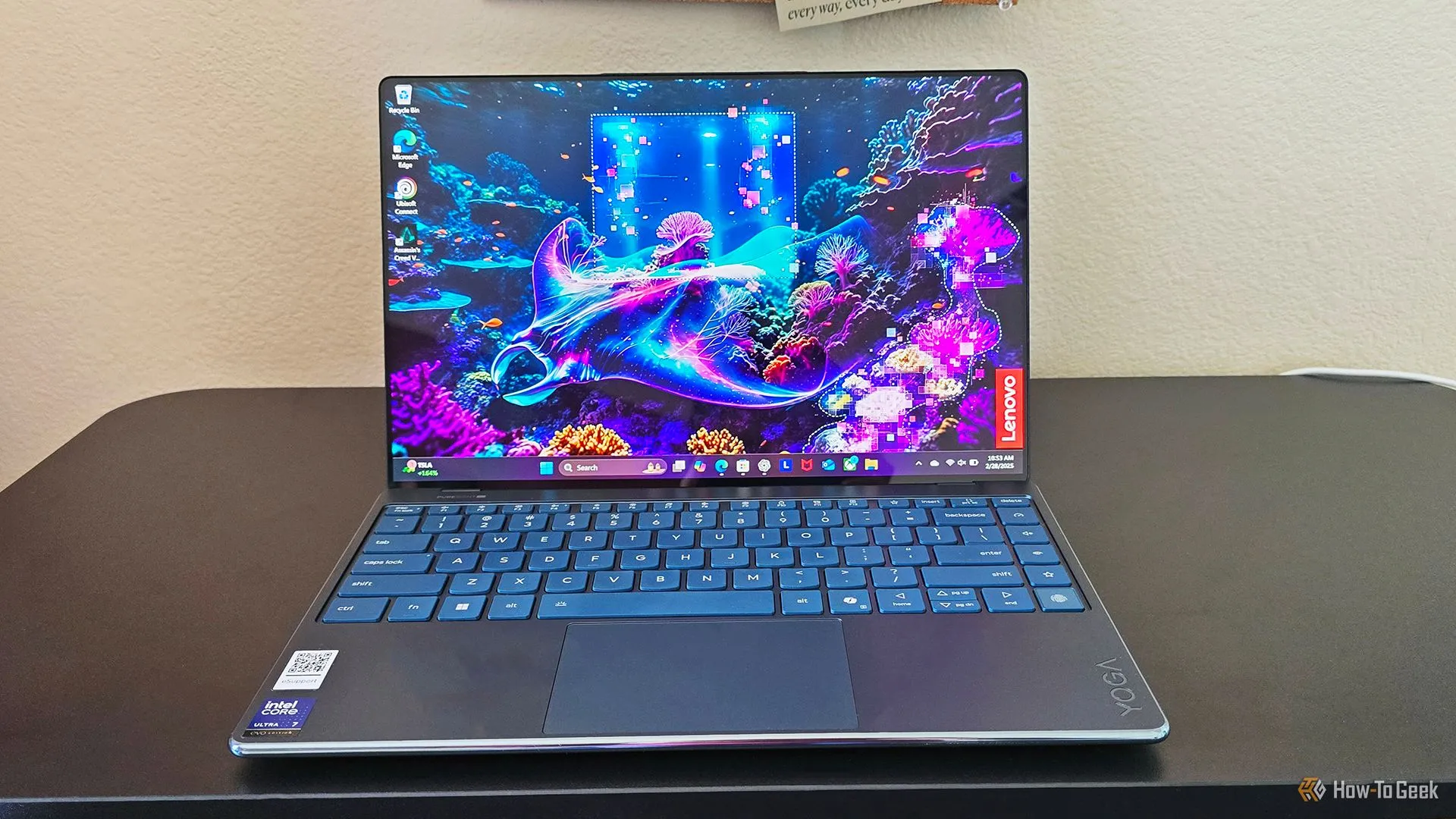 Lenovo Yoga Slim 9i Gen 10 mở trên bàn làm việc, hiển thị bàn phím và màn hình