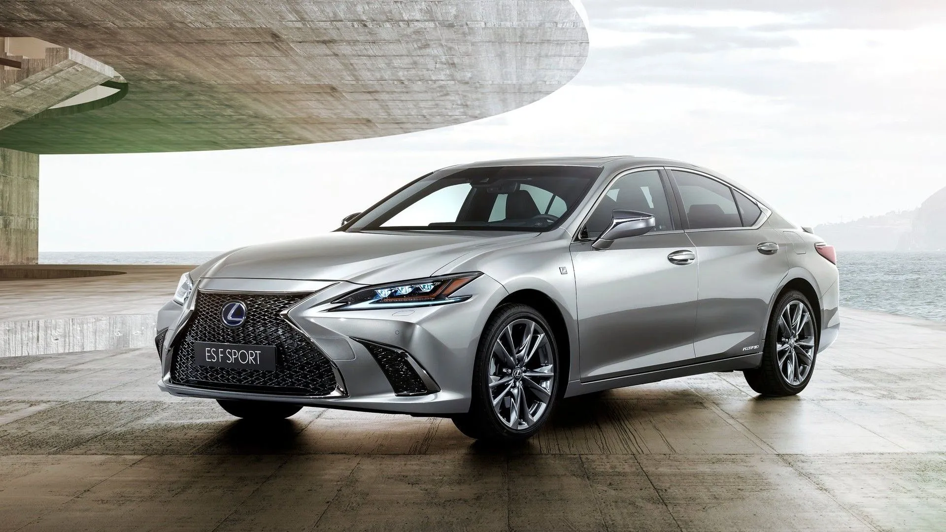 Lexus ES 2019 màu xám bạc, biểu tượng của sự sang trọng, thoải mái và độ tin cậy vượt trội trong phân khúc sedan hạng sang.