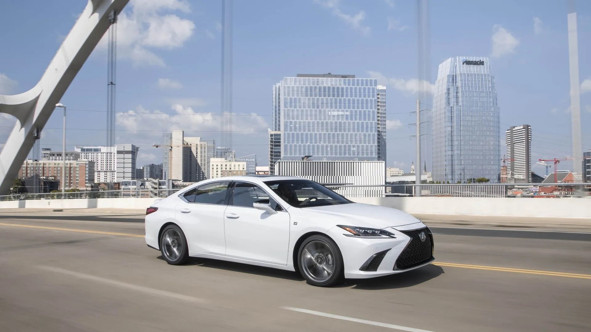 Lexus ES 2019 màu xám bạc đang chuyển động, minh chứng cho sự sang trọng, tiện nghi và chi phí bảo dưỡng thấp của dòng sedan ES.