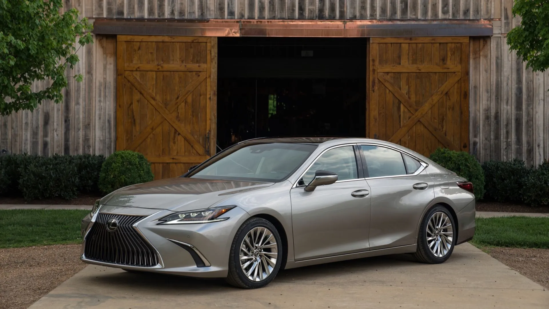 Lexus ES 300h 2021 màu trắng bạc từ góc ba phần tư phía trước
