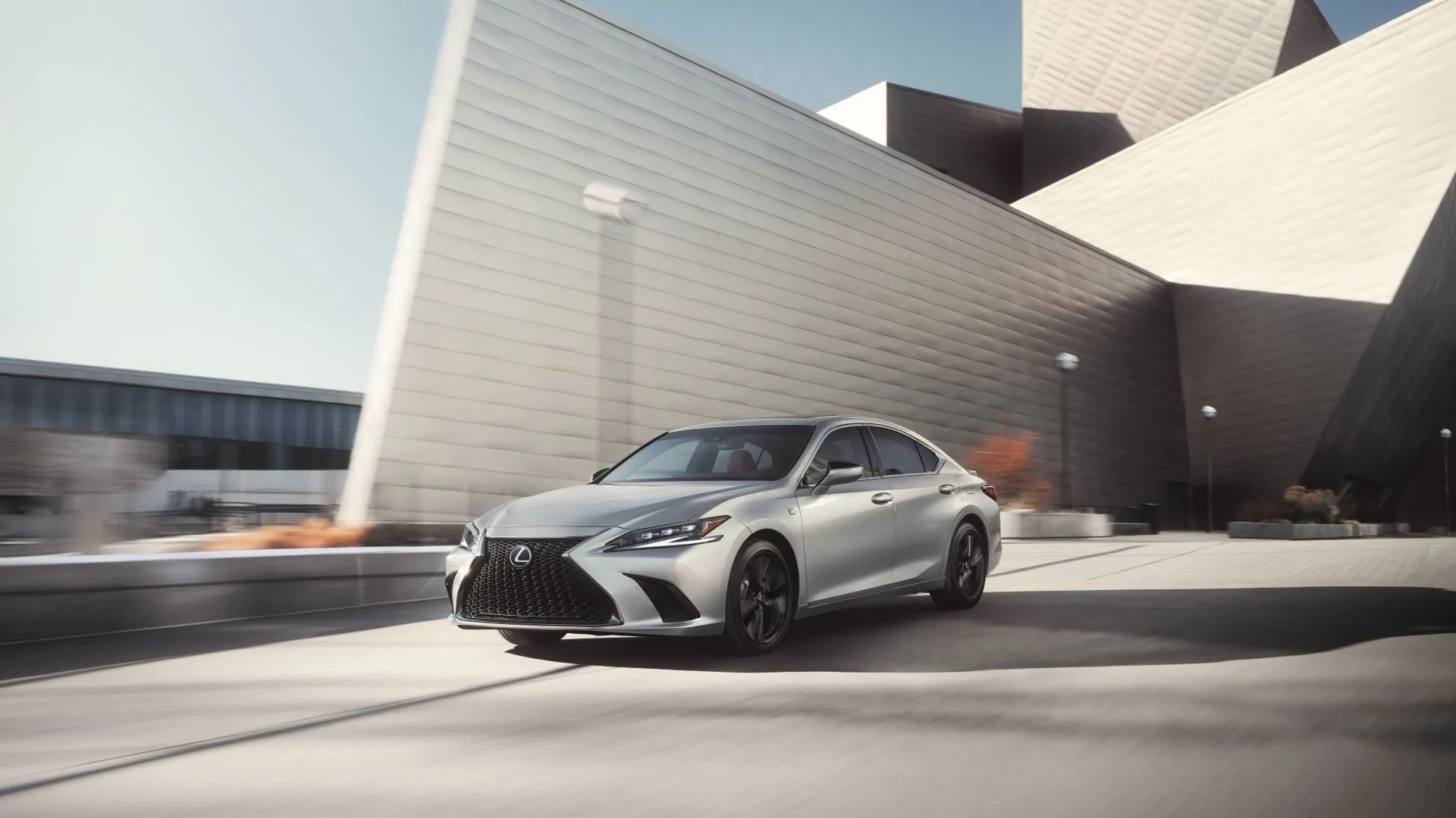 Lexus ES 300h 2025 trong cảnh hành động, đại diện cho dòng sedan hybrid sang trọng, đáng tin cậy.