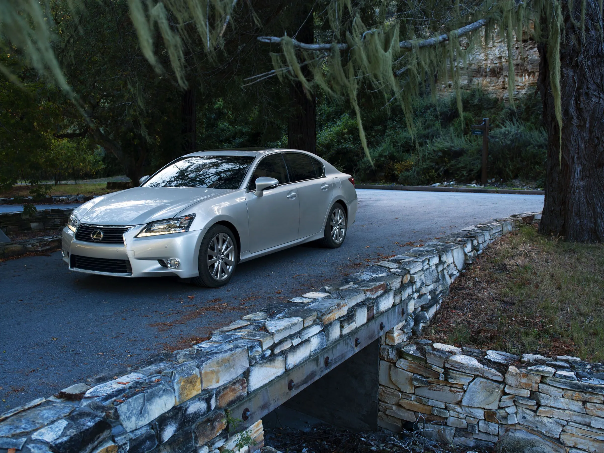 Lexus GS 350 AWD 2015 màu bạc đỗ trên cầu đá, biểu tượng của sự cân bằng giữa hiệu suất, sang trọng và độ tin cậy vượt trội.