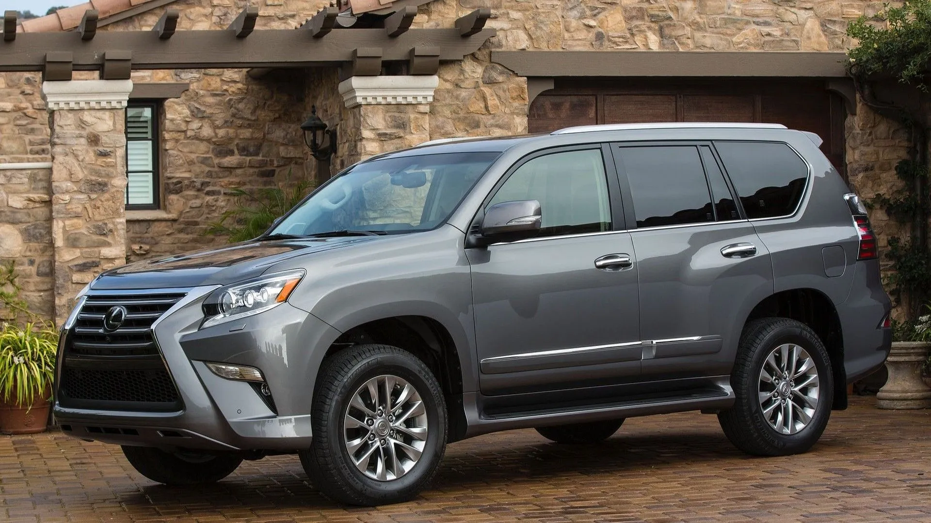 Lexus GX 460 2014 màu xám, một ví dụ về SUV hạng sang đáng tin cậy đã qua sử dụng.