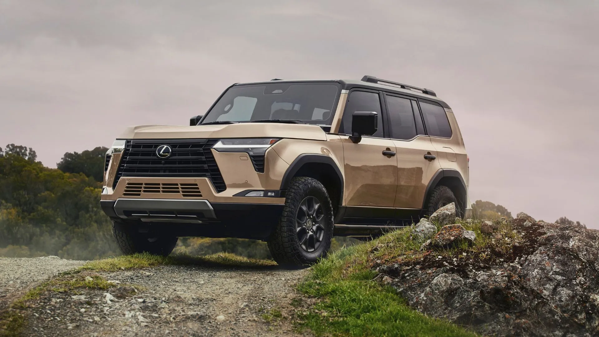 Lexus GX Overtrail 2024 màu vàng đồng chinh phục địa hình off-road, thể hiện sự mạnh mẽ và sang trọng.