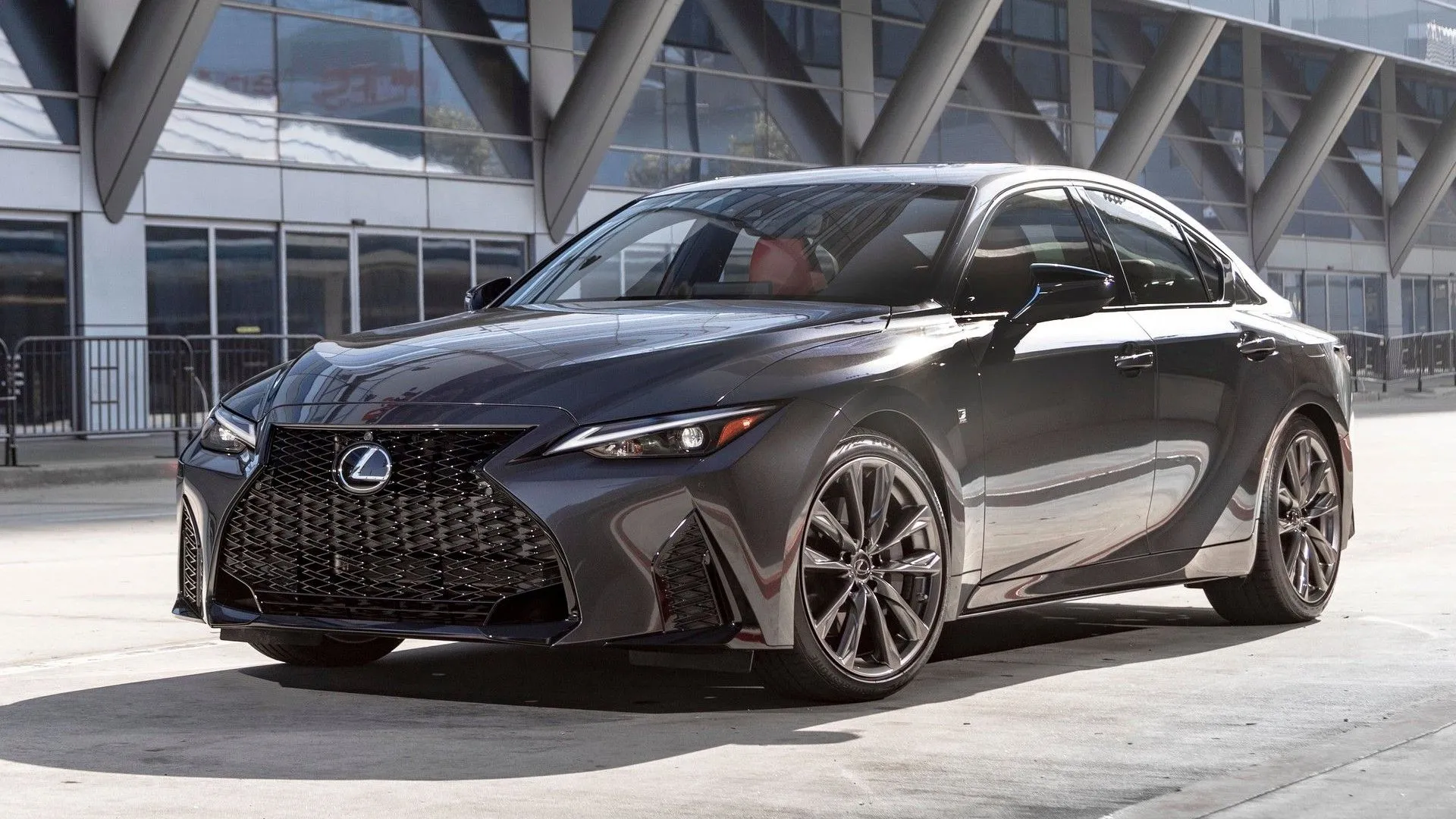 Lexus IS 2021 màu bạc ánh kim, thể hiện sự kết hợp hài hòa giữa thiết kế thể thao, nội thất sang trọng và độ tin cậy hàng đầu của thương hiệu Lexus.