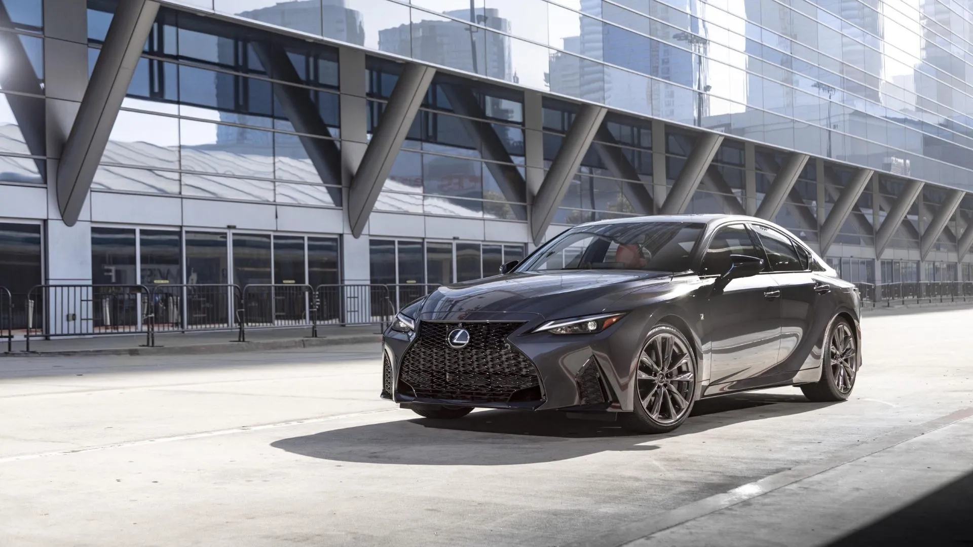 Lexus IS 300 2025 màu trắng tinh tế, hiển thị rõ nét thiết kế sang trọng từ góc 3/4 phía trước