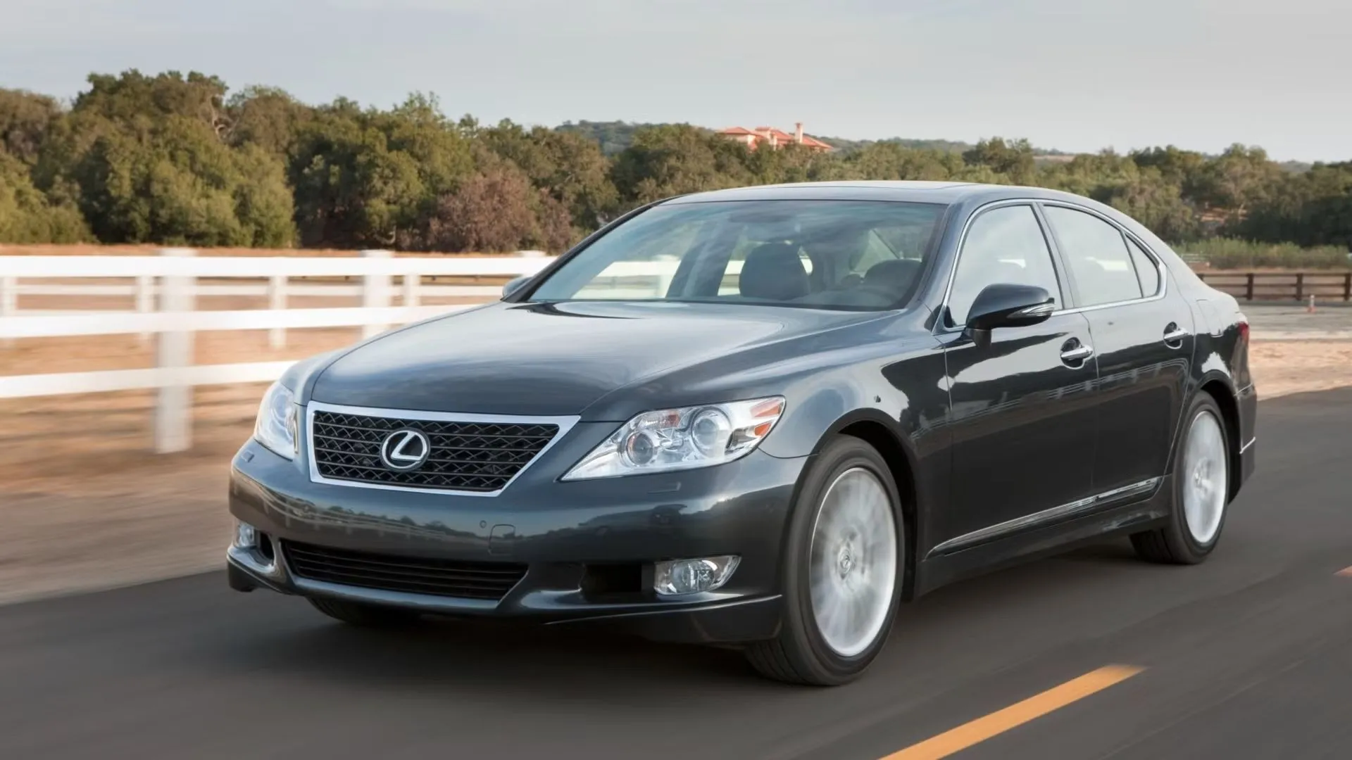 Lexus LS 2010 màu đen, một biểu tượng của sự sang trọng và mạnh mẽ với động cơ V8