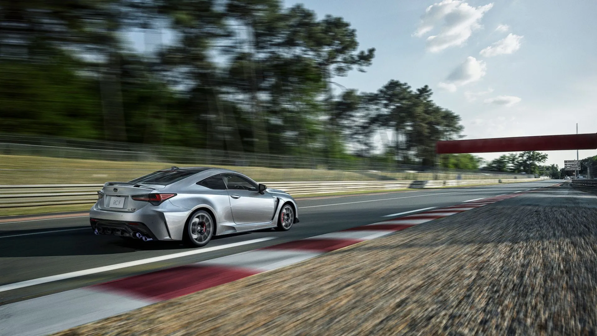 Lexus RC F Final Edition 2025 màu bạc lấp lánh trên đường đua.