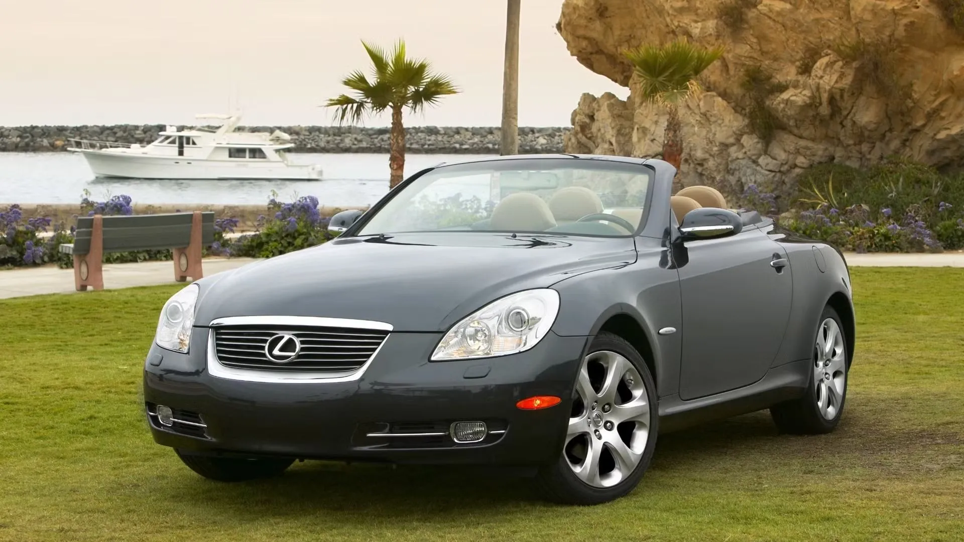 Lexus SC 2008 màu bạc, một mẫu xe mui trần phong cách và đáng tin cậy của Lexus